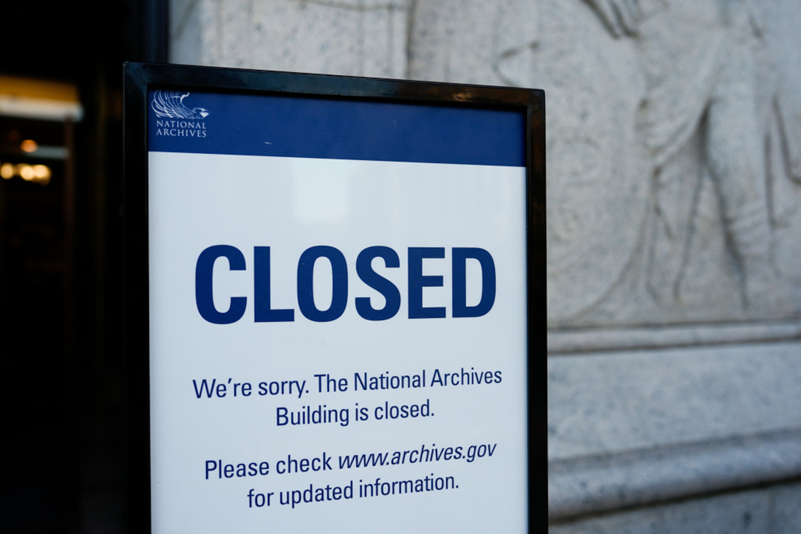 Un letrero de “cerrado” se encuentra frente a los Archivos Nacionales en el primer día de un cierre del gobierno, el 1 de octubre de 2025, en Washington.