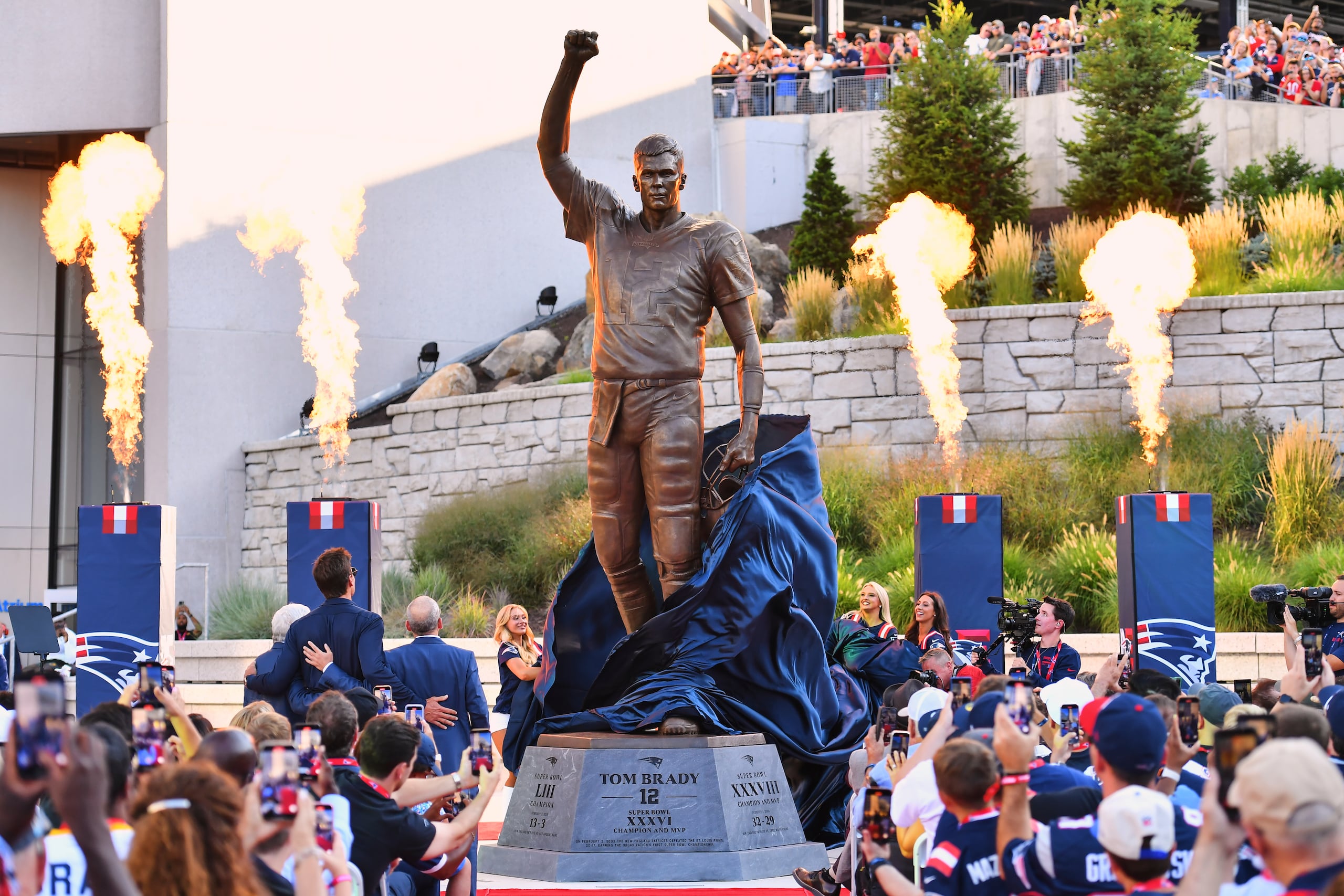 Una estatua de bronce del ex mariscal de campo de los Patriots de Nueva Inglaterra, Tom Brady, es develada en Foxborough, Massachusetts, el viernes 8 de agosto de 2025 (AP Foto/Steven Senne)