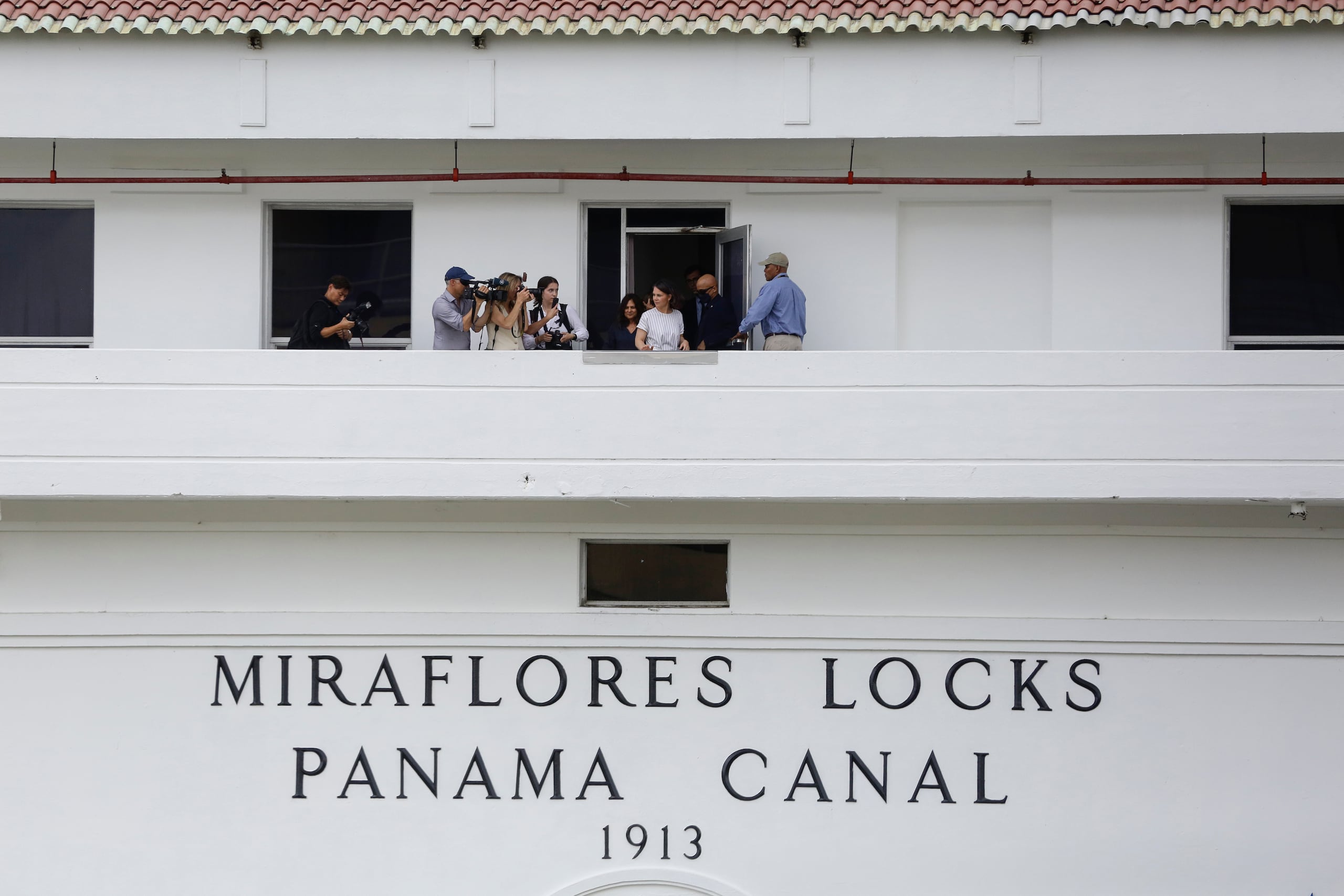 Las autoridades panameñas cotemplan reducir de 36 a 28 el número de barcos que permiten transitar diariamente por el Canal.