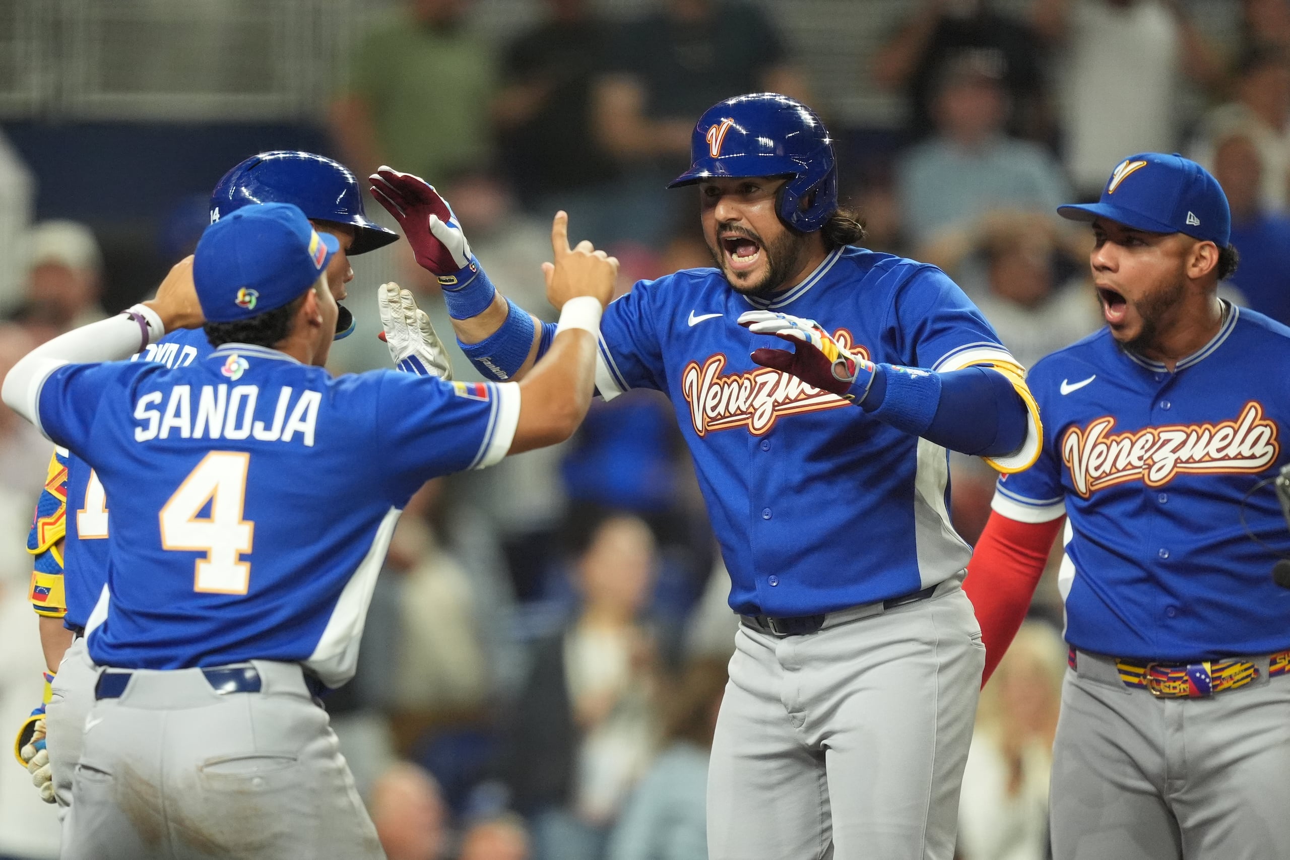 El bateador designado venezolano Eugenio Suárez celebra tras conectar un jonrón durante la cuarta entrada del partido de semifinales del Clásico Mundial de Béisbol contra Italia, el lunes 16 de marzo de 2026, en Miami.