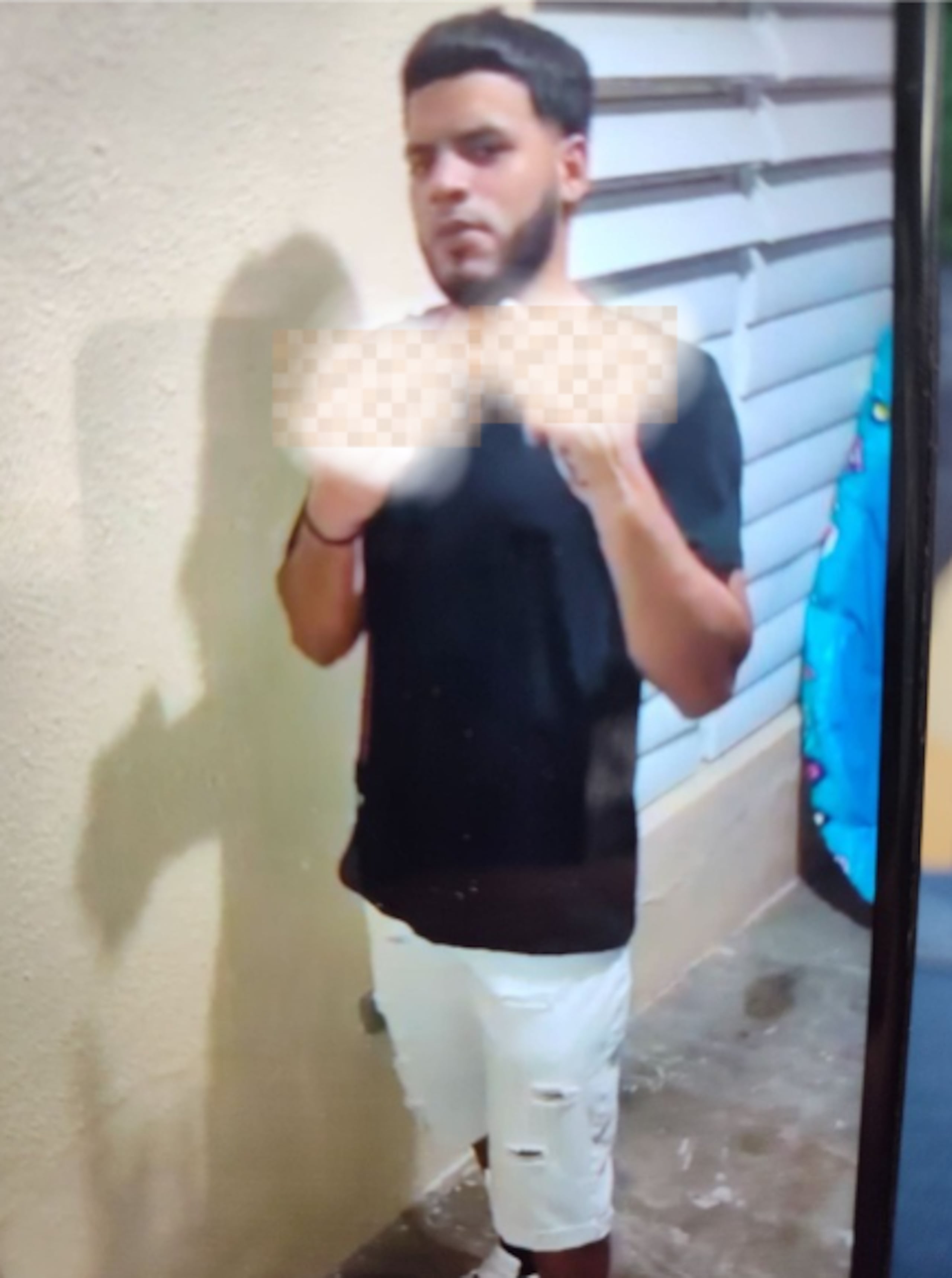 Yaniel Vázquez Hernández de 29 años y residente en Toa Baja, fue acusado en ausencia por violencia doméstica e infracción a la Ley contra la Venganza Pornográfica de Puerto Rico.