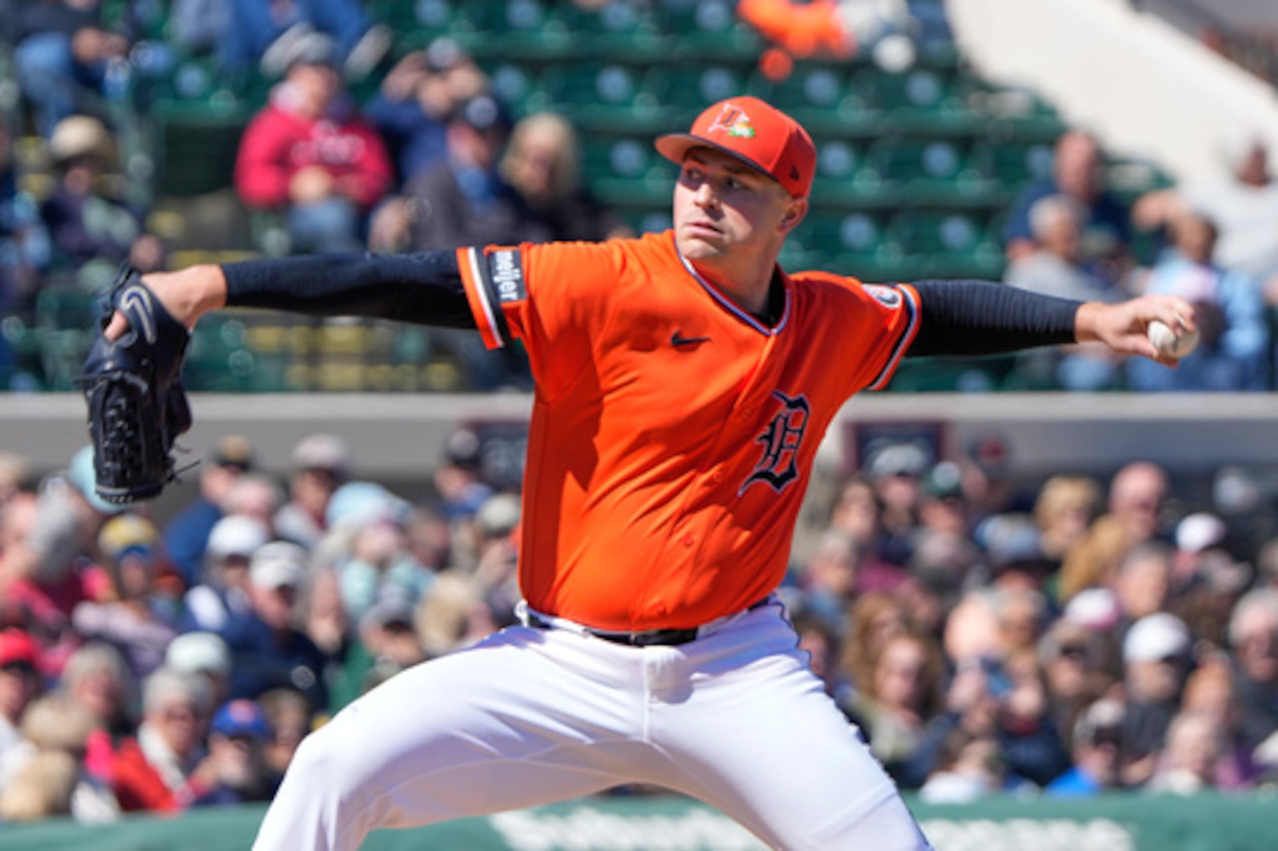 El lanzador inicial de los Tigres de Detroit, Tarik Skubal, lanza contra los Mellizos de Minnesota en la primera entrada de un partido de béisbol de entrenamiento de primavera, el lunes 23 de febrero de 2026, en Lakeland, Florida (AP Photo/John Raoux).