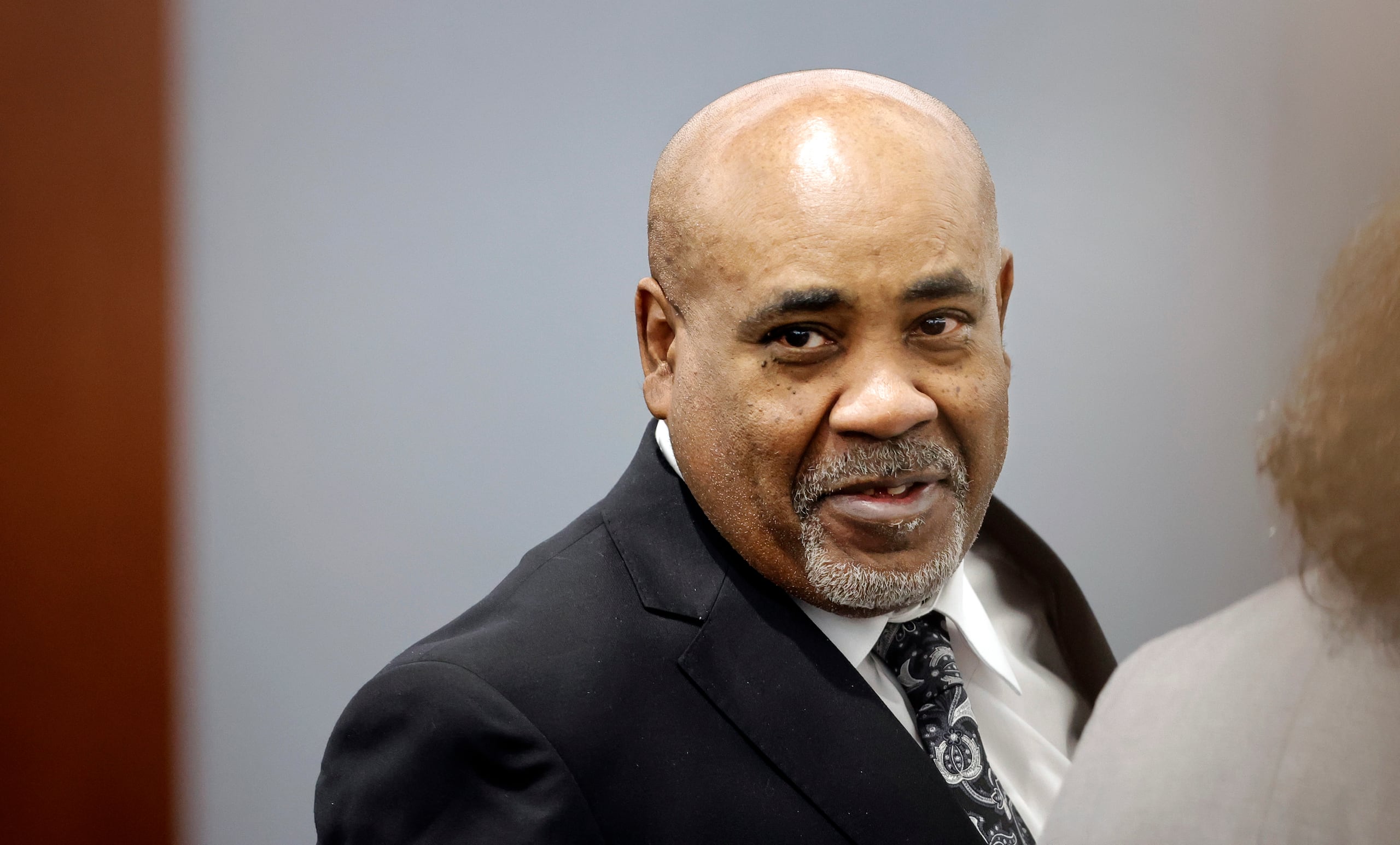 Anteriormente, Davis también le había dicho al FBI que su sobrino no estuvo involucrado en el tiroteo de 1996 contra Shakur, y especuló que Knight o Sean “Diddy” Combs estaban implicados.