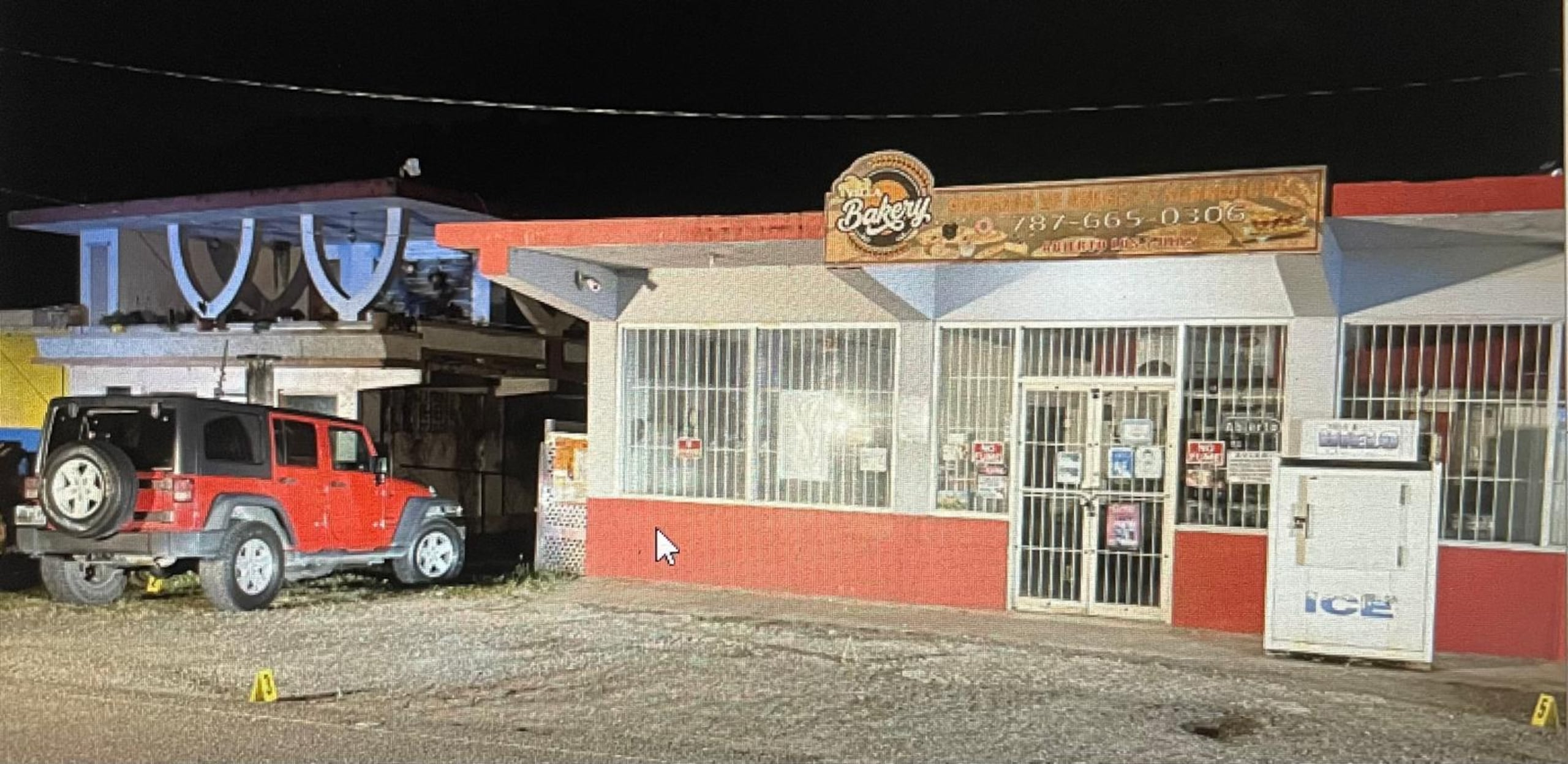 Escena del crimen del comerciante Ángel Luis Valentín Vélez, de 68 años, ocurrido el 12 de abril frente a su negocio, Villa Bakery, ubicado en el barrio Yahuecas, en Adjuntas.