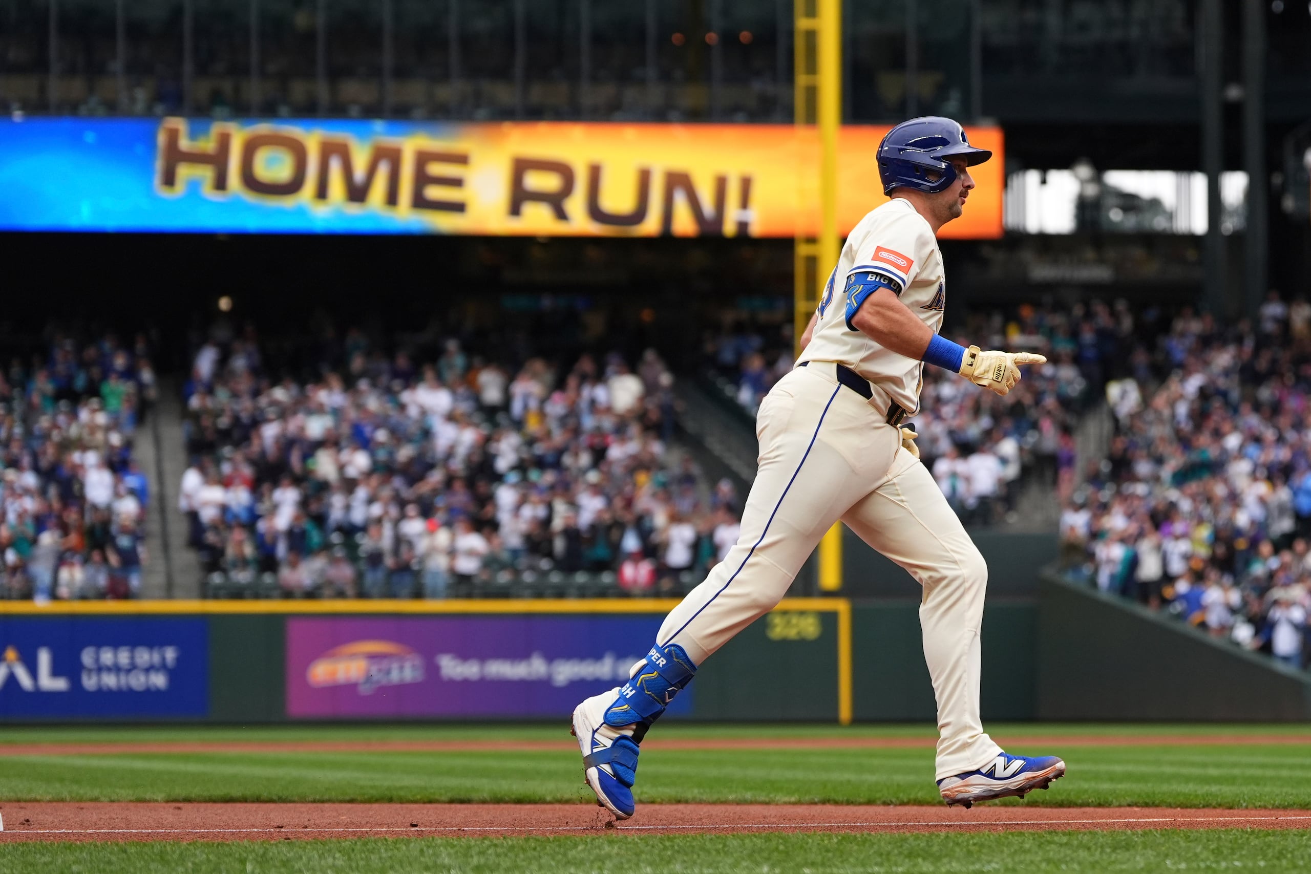 Cal Raleigh, de los Mariners de Seattle, recorre las bases después de conectar su jonrón número 54 de la temporada.
