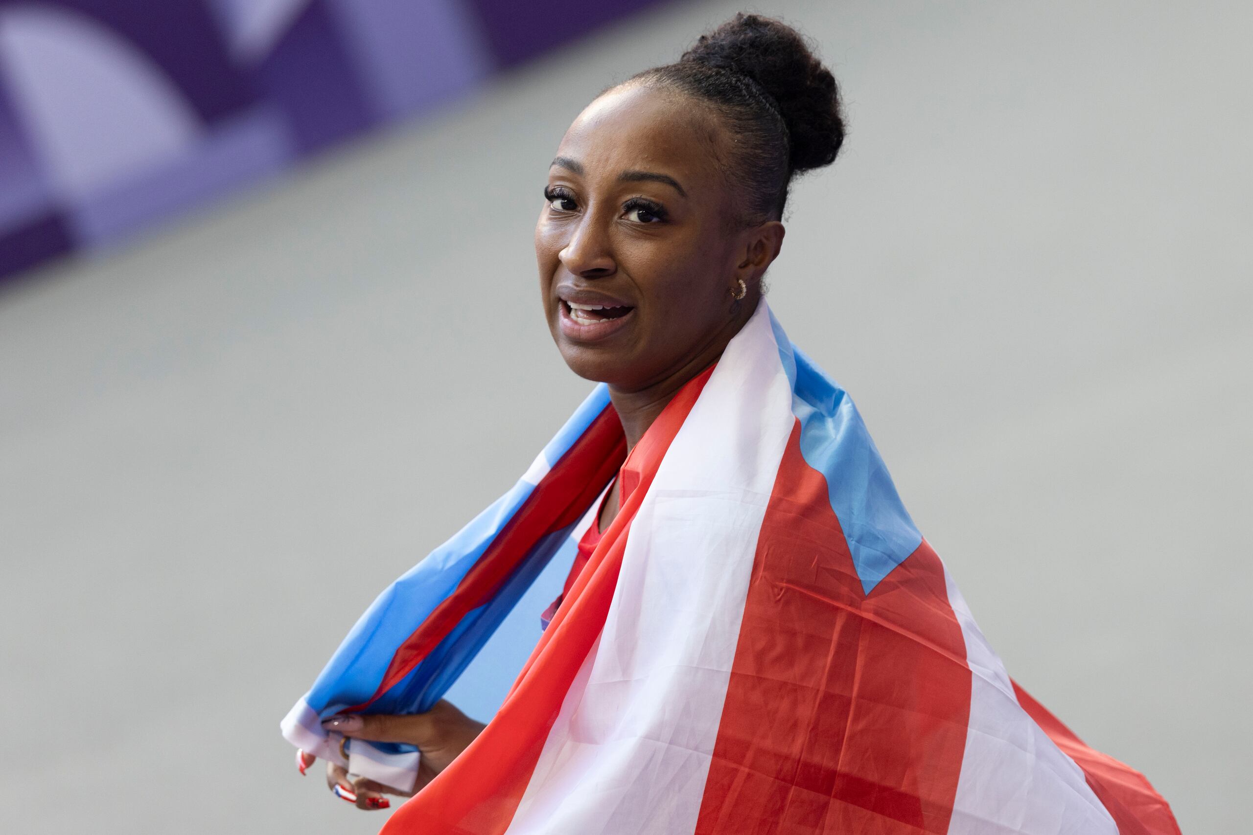 Jasmine Camacho Quinn, aquí arropada por la bandera de Puerto Rico, aspirará a ganar la Liga Diamante en lo que resta de la temporada.