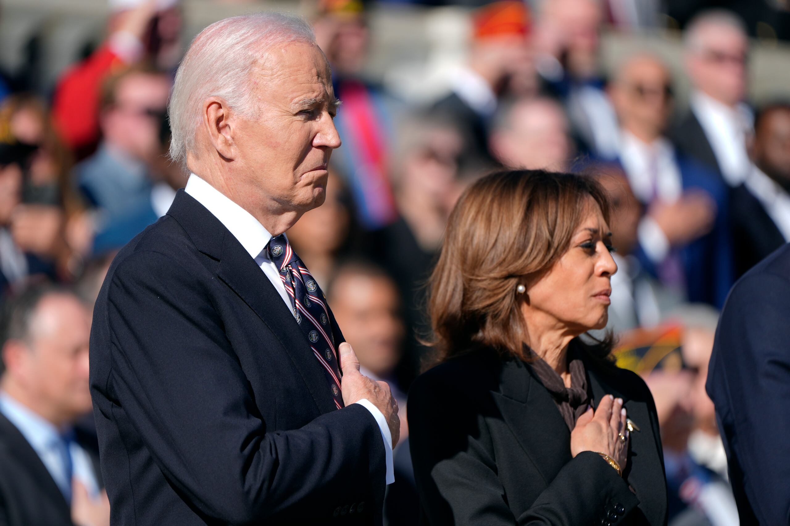 El presidente Joe Biden y la vicepresidenta Kamala Harris en la ceremonia para el Día de los Veteranos en Arlington, Virginia, el 11 de noviembre del 2024. (AP foto/Mark Schiefelbein)