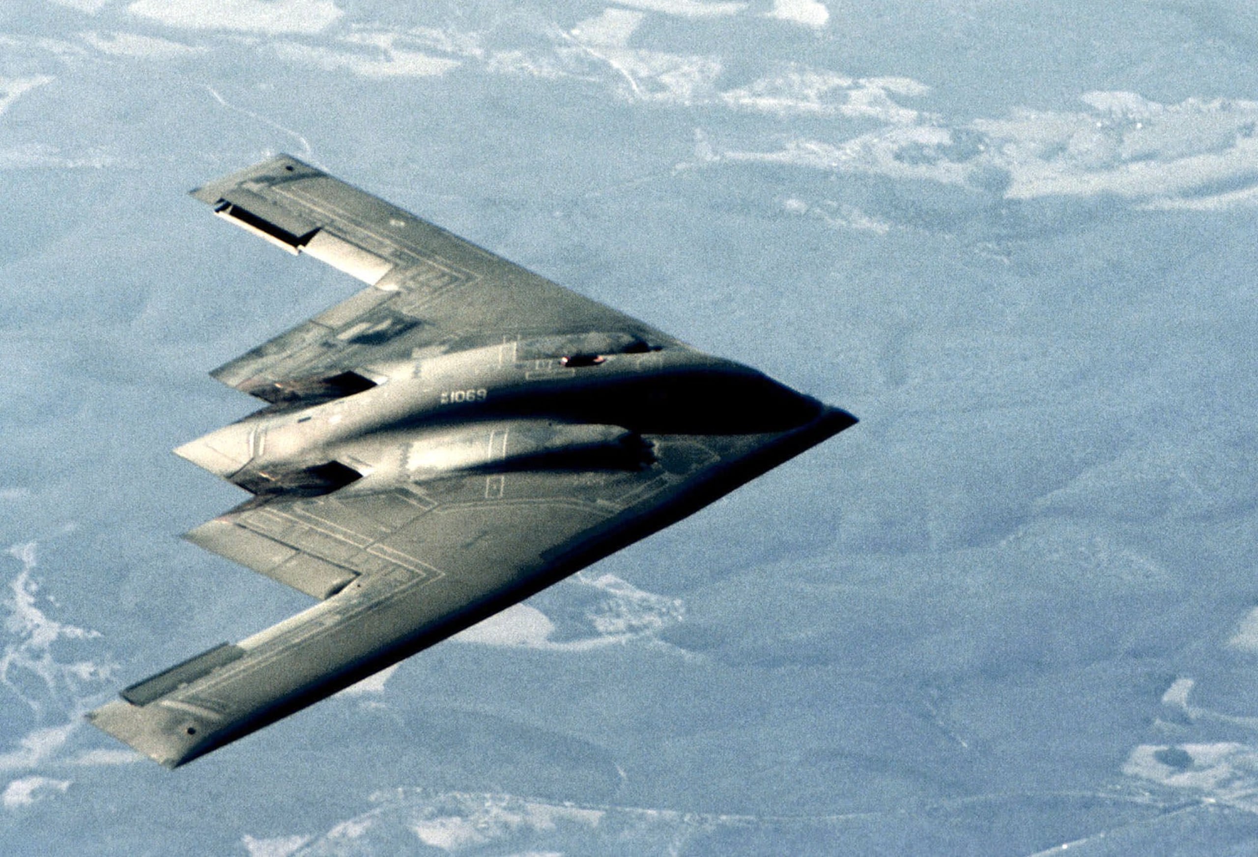 De acuerdo con los rastreadores de vuelos, los B-2 partieron desde la base aérea de Whiteman, en el estado de Misuri, con destino a Guam.