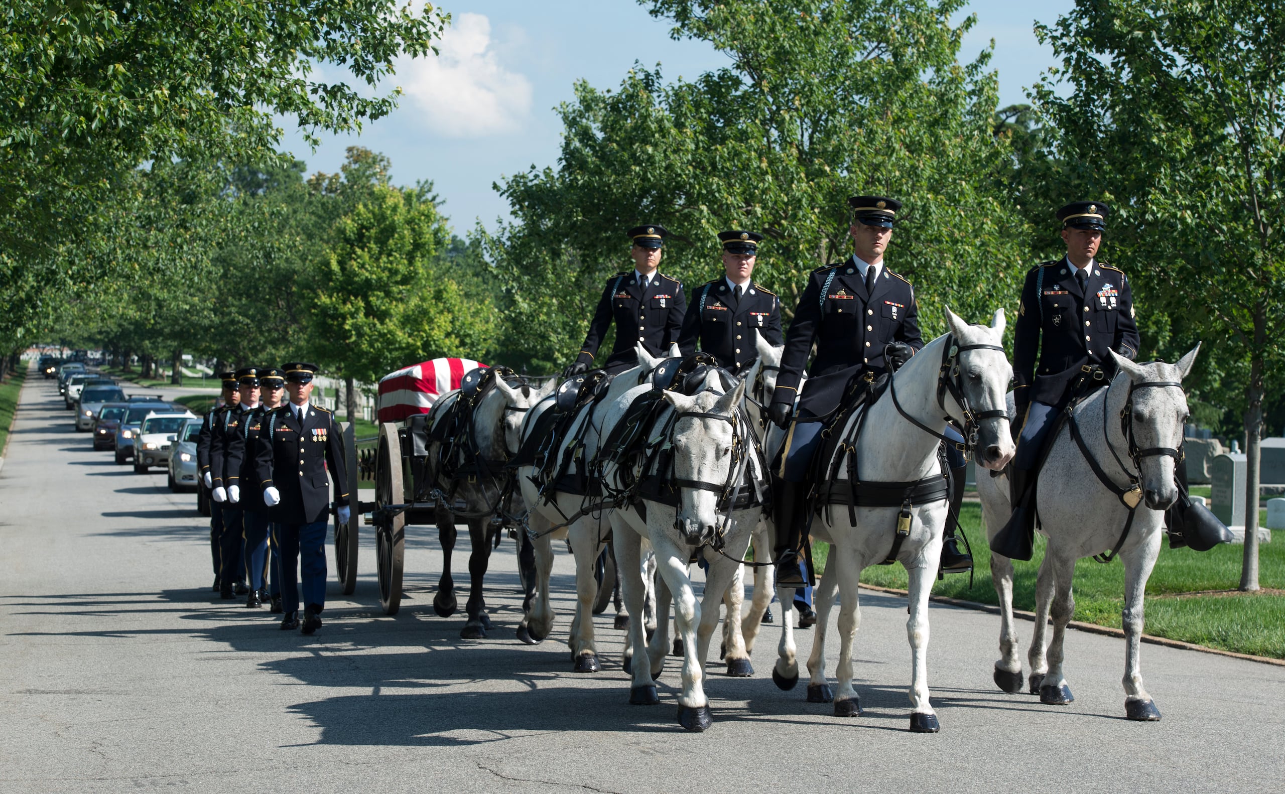 ARCHIVO - Una unidad ecuestre lleva el ataúd de la capitana del Ejército, Stephanie Rader, durante unos honores militares en Arlington, Virginia, el 1 de junio de 2016. (AP Foto/Molly Riley, Archivo)