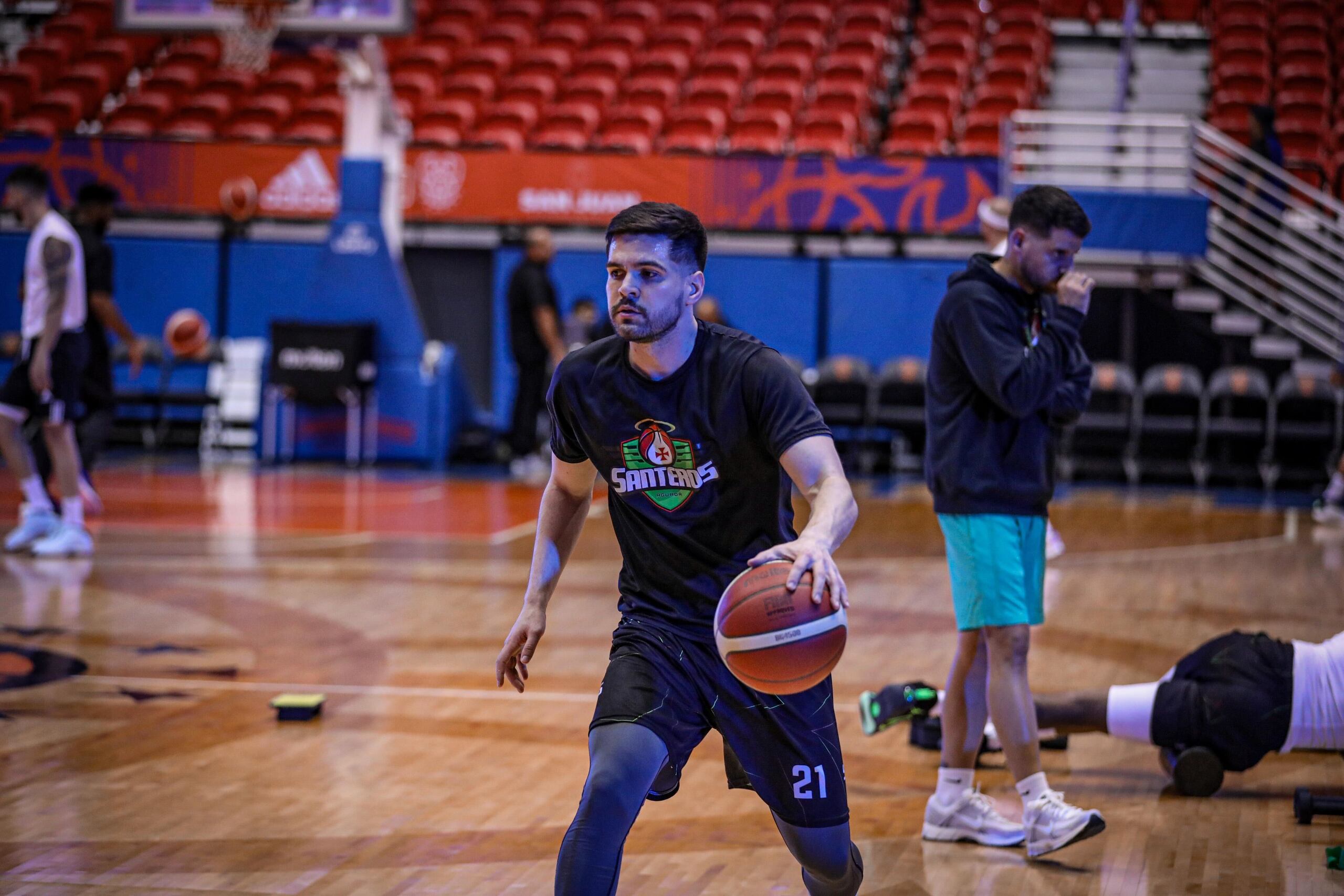 Iván Gandía calentó previo al partido de los Santeros de Aguada contra los Cangrejeros de Santurce.