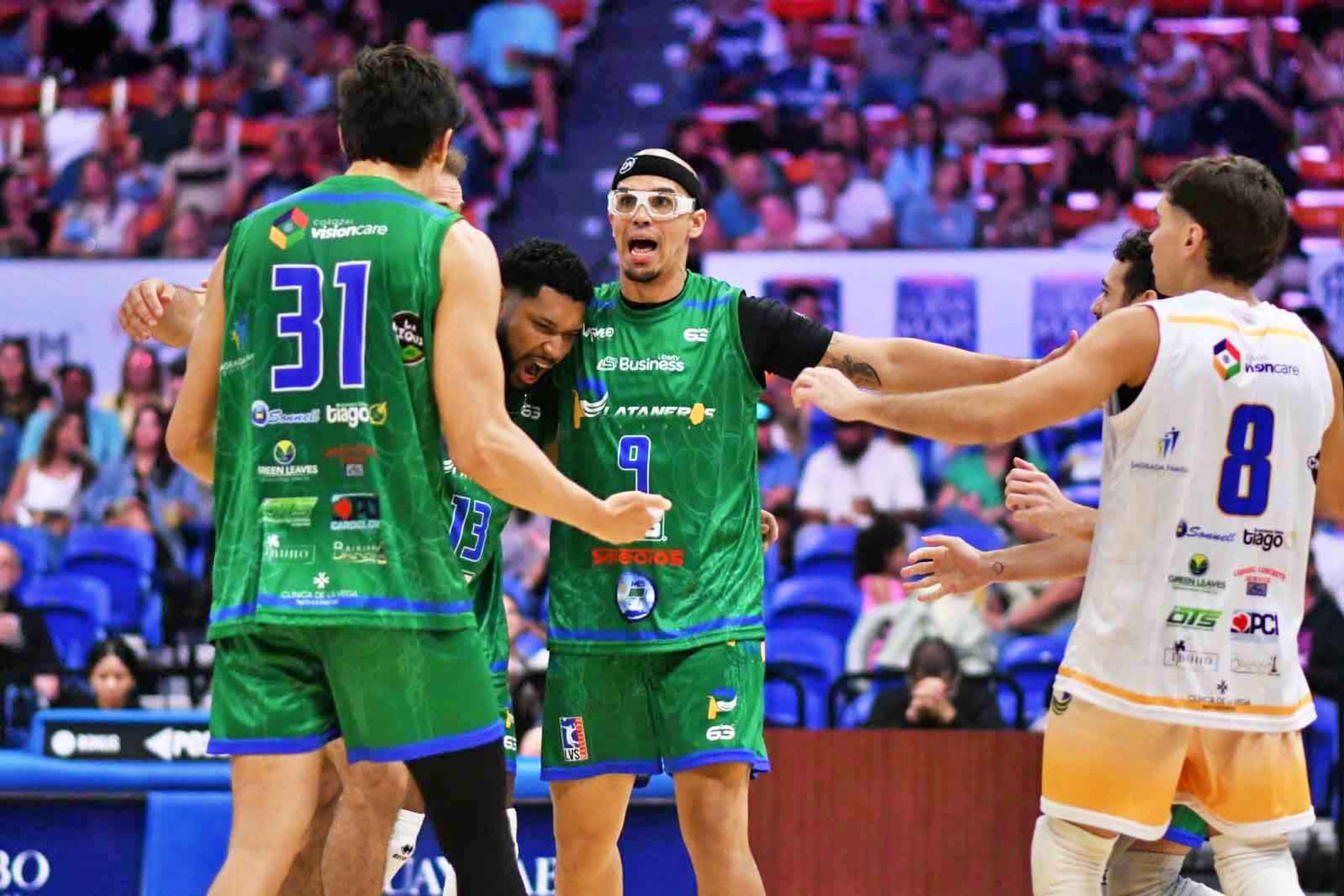 Corozal celebra su primera victoria de la temporada.