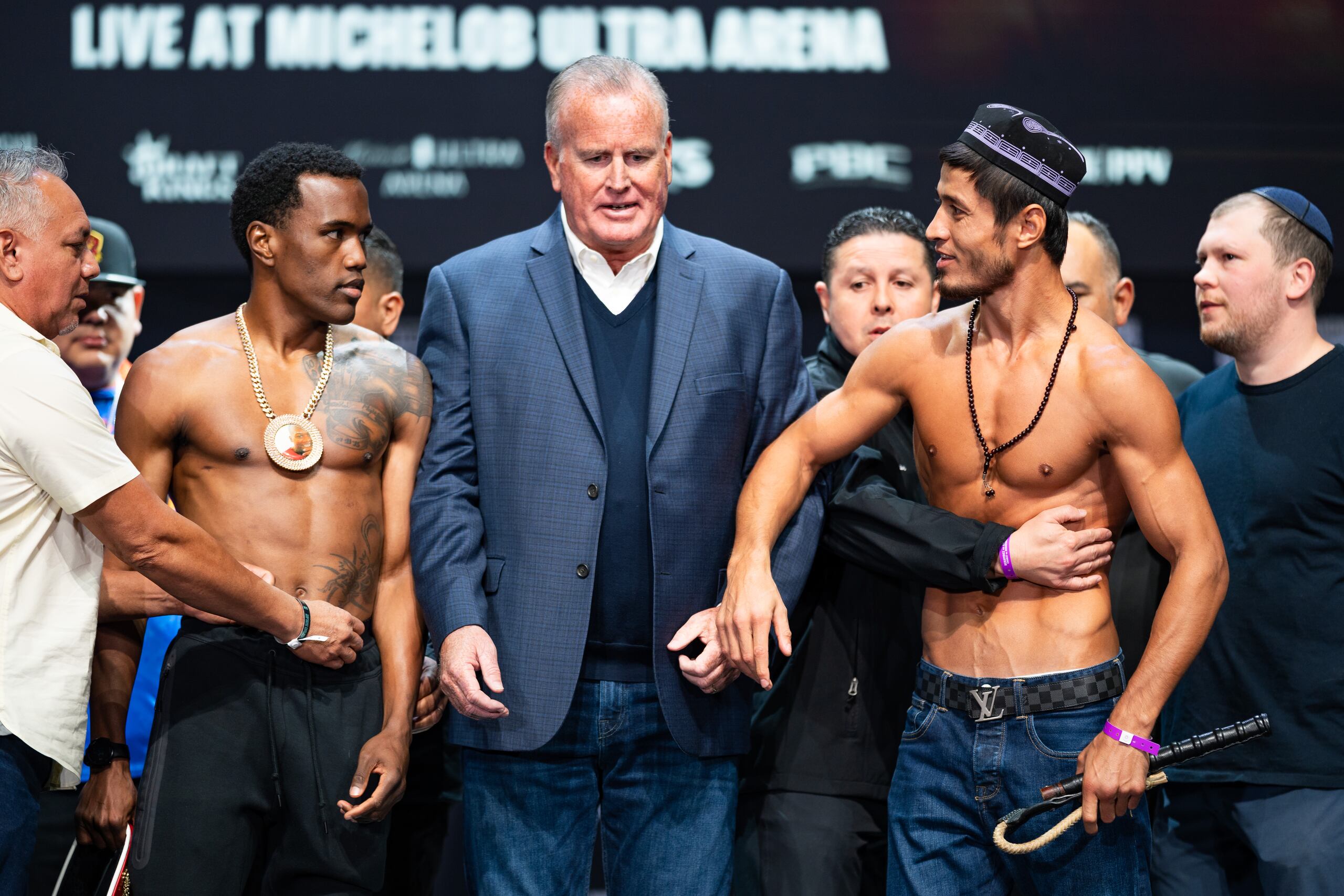 Subriel Matías (izquierda) y Shohjahon Ergashev intercambiaron palabras después de los pesajes.