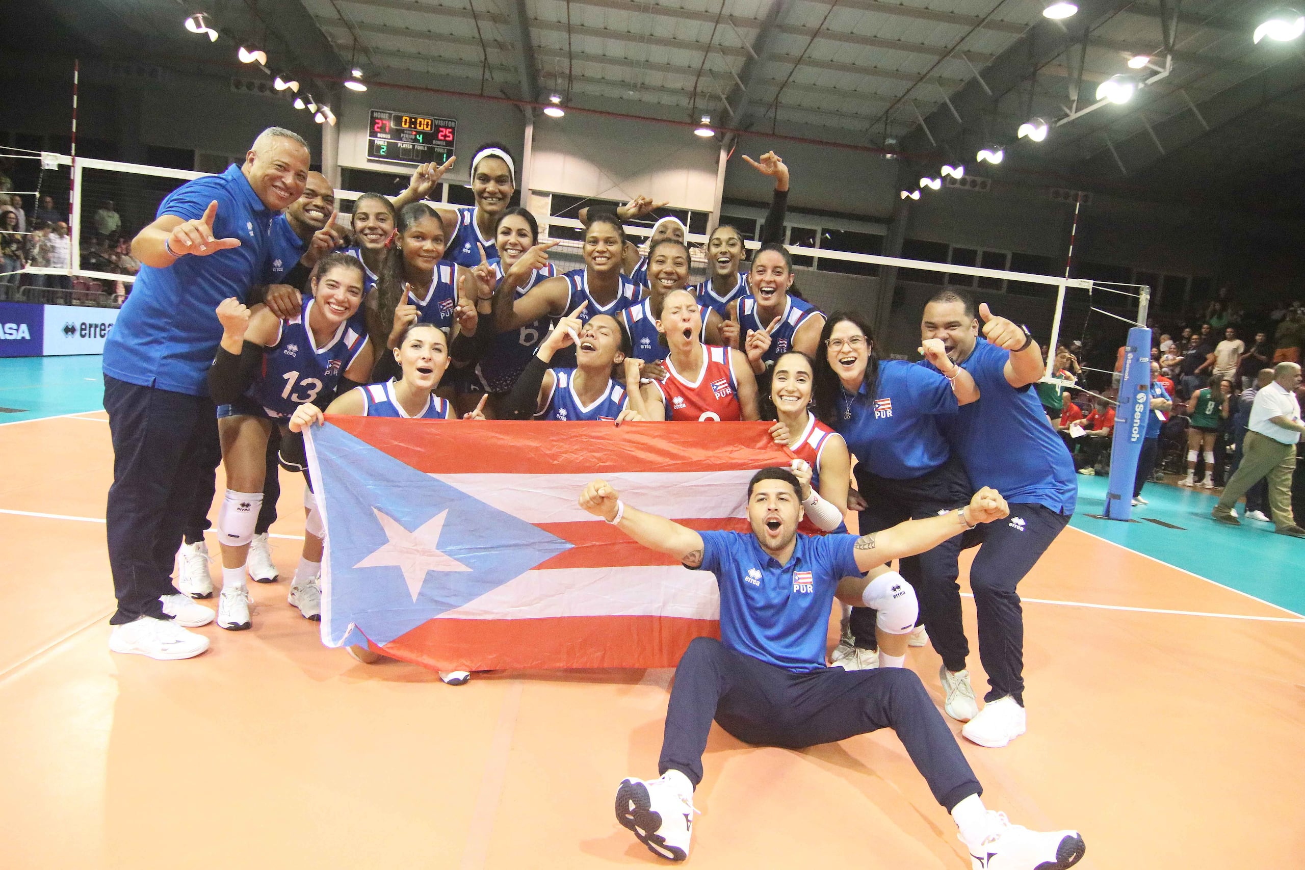 La Selección celebra el haber ganado el Final Four de Norceca en la Cancha Salvador Dijols de Ponce.