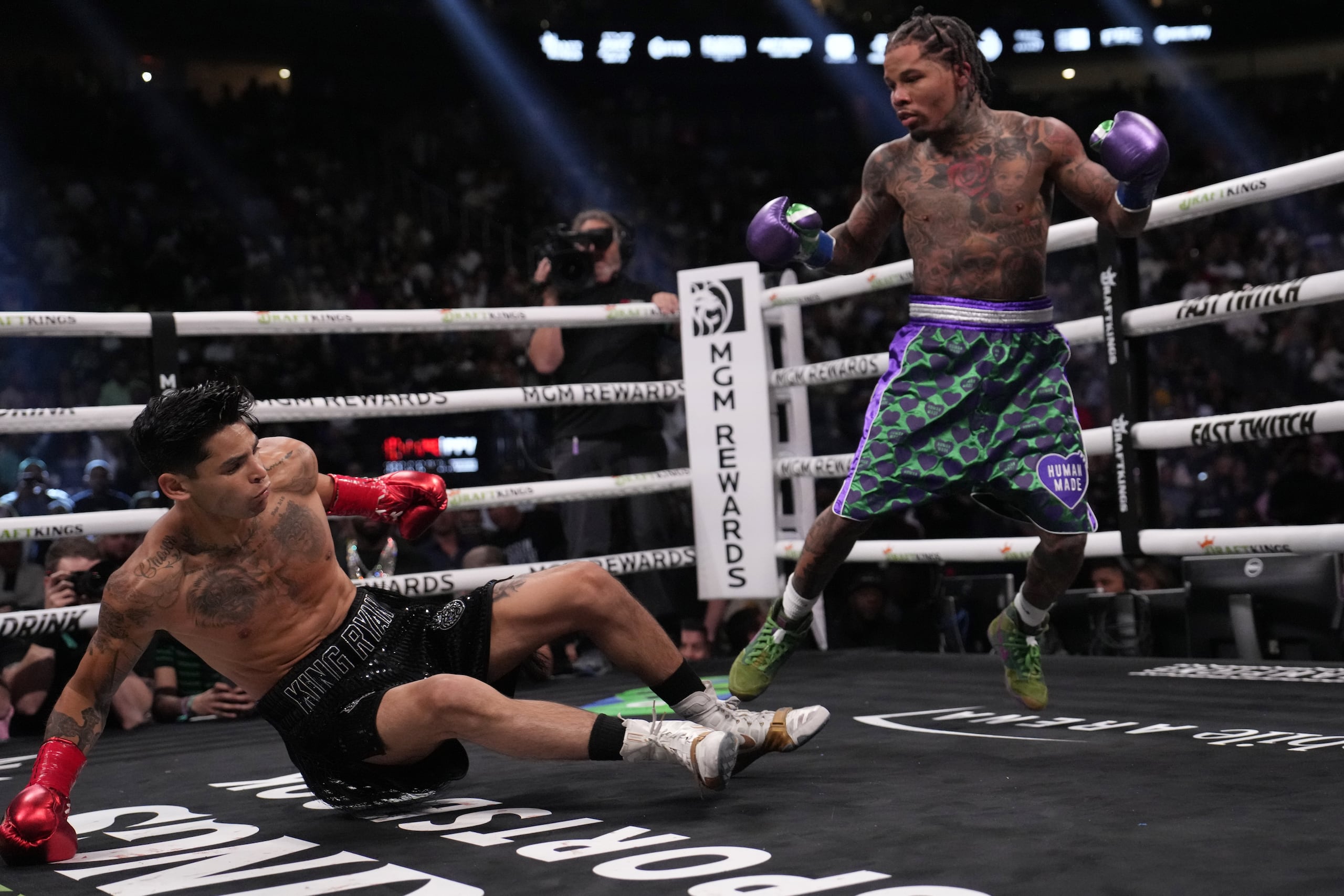 Gervonta Davis derriba a Ryan García en el segundo asalto antes de ganar la pelea por nocaut técnico en el séptimo episodio.