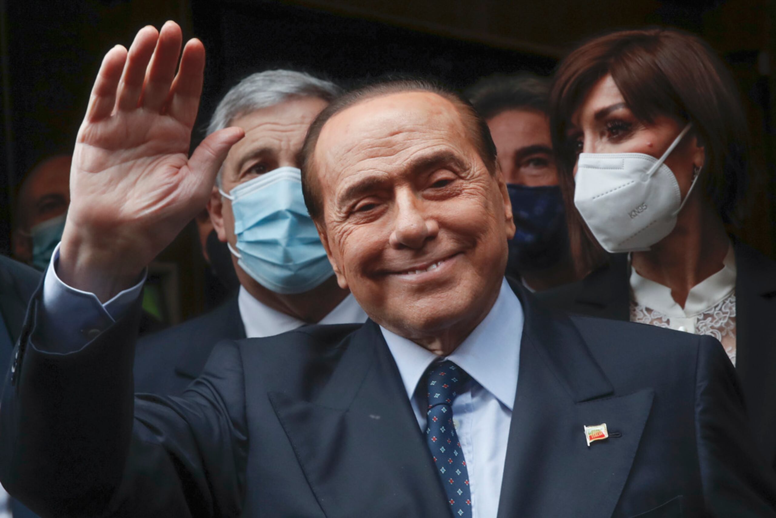 Silvio Berlusconi saluda a los periodistas luego de llegar a la Cámara de Diputados en Roma, el 9 de febrero de 2021.