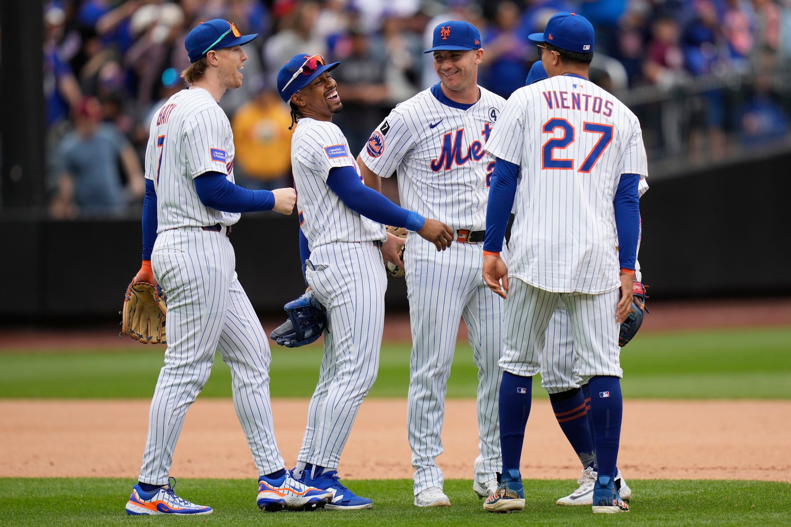 Francisco Lindor, al centro, celebra a victoria 5-3 de los Mets. Lindor dio el cuadrangular de la diferencia.