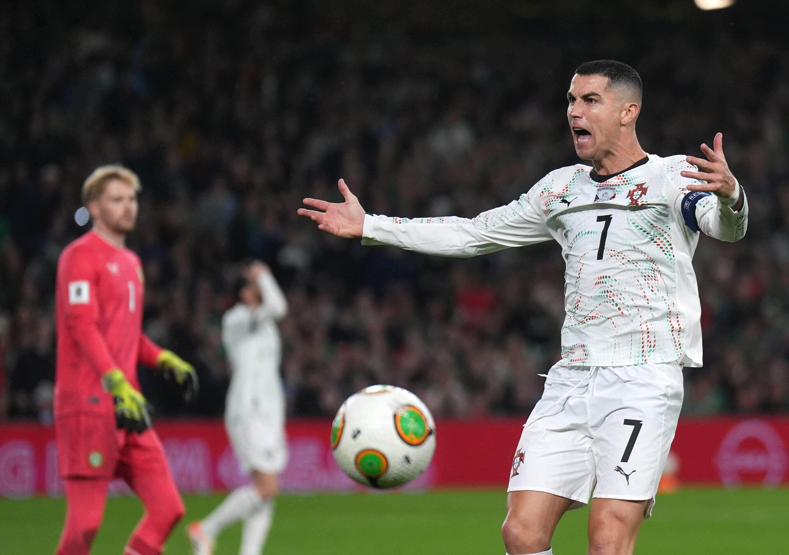 El portugués Cristiano Ronaldo reacciona durante el encuentro ante Irlanda del Grupo F en la eliminatoria al Mundial el jueves 13 de noviembre del 2025. (Niall Carson/PA via AP)