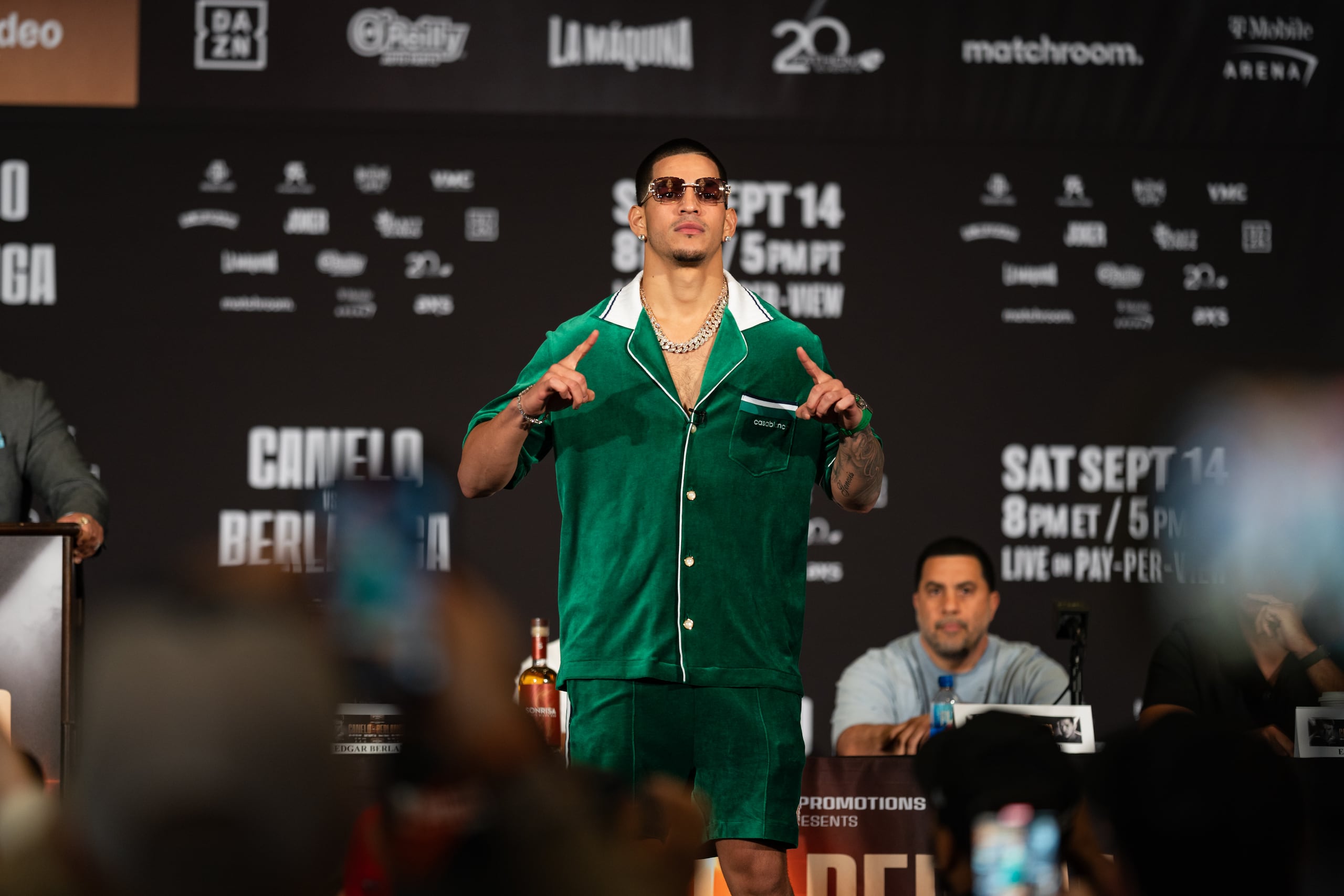 Edgar Berlanga durante la última conferencia antes de su pelea contra Saúl "Canelo" Álvarez.