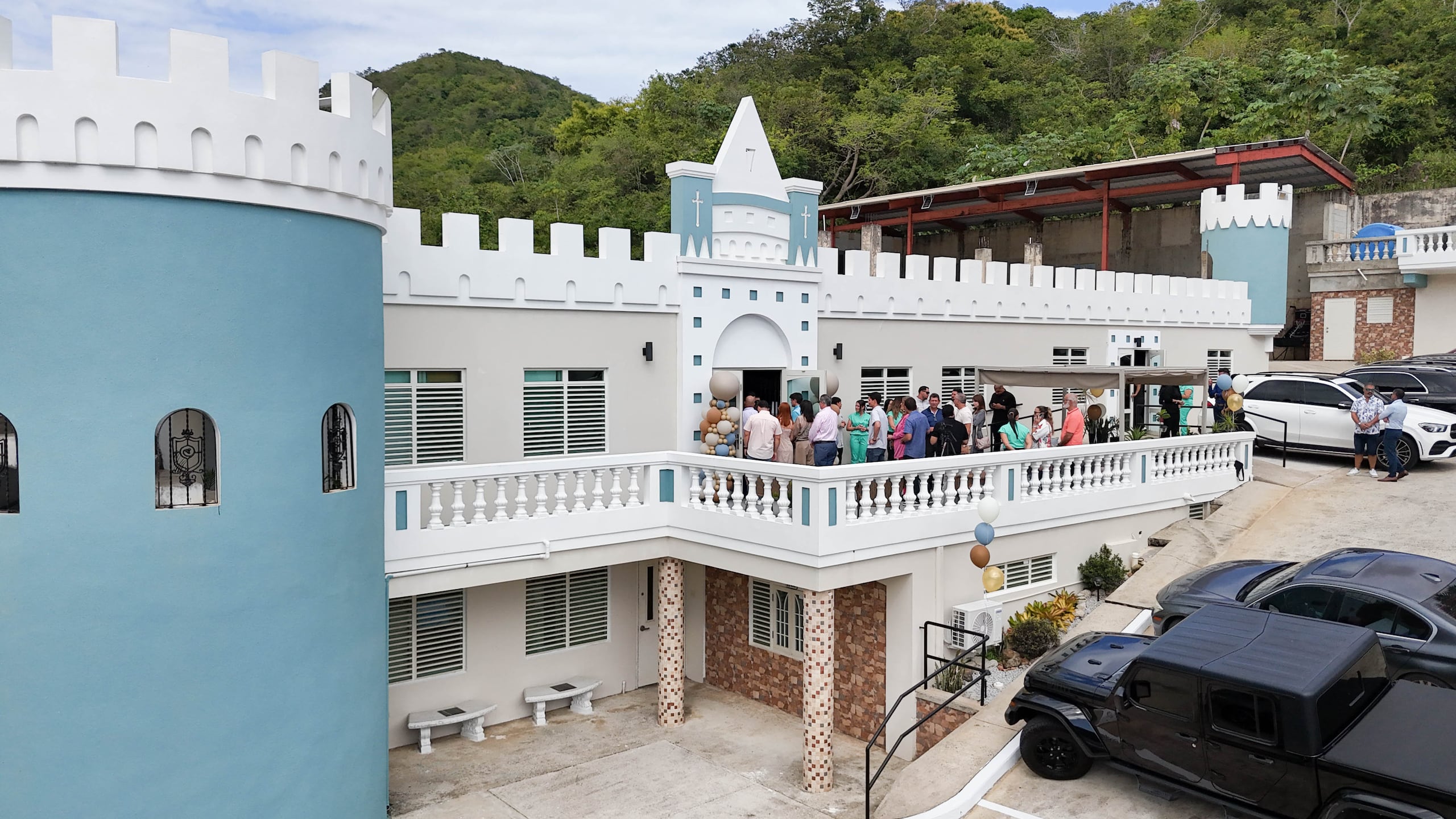La estructura consta de 3 amplios pisos y mucho espacio en los alrededores donde hay terrazas, jardines, estacionamientos, cancha de pickleball y está en construcción un roof top.
