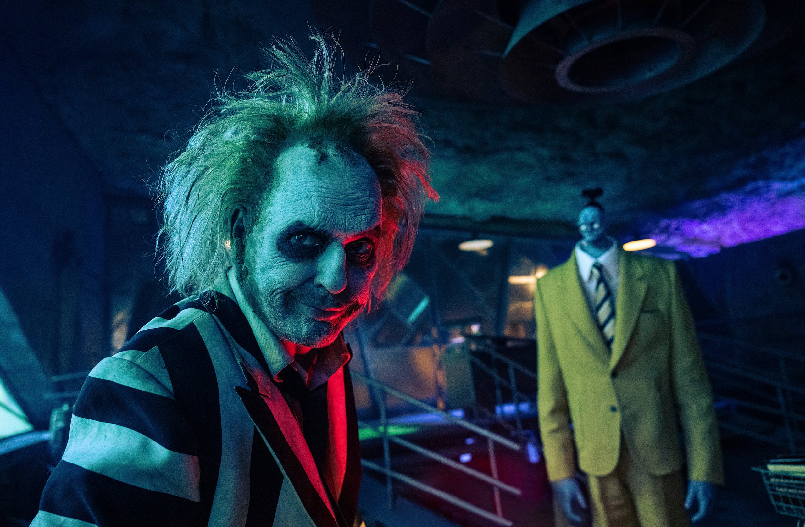 Esta imagen proporcionada por Warner Bros. Pictures muestra a Michael Keaton en una escena de "Beetlejuice Beetlejuice". (Parisa Taghizadeh/Warner Bros. Pictures via AP)