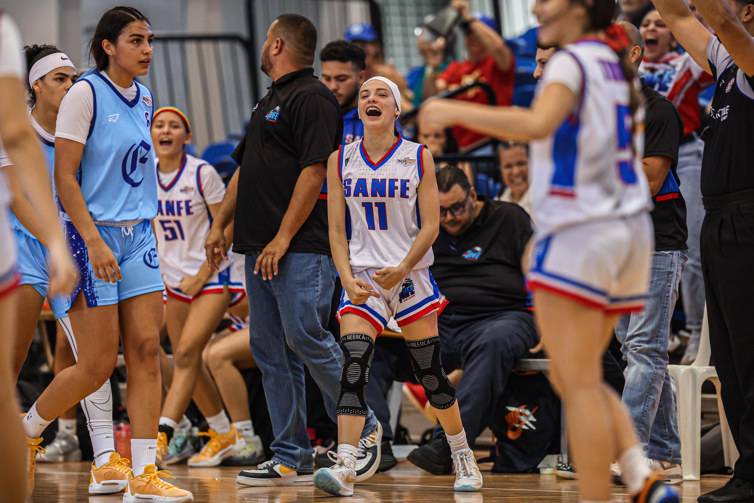 Isabel Toro (11), del Colegio San Felipe, celebra luego de un tiempo pedido por Ecedao. Con 22 puntos, Toro fue la mejor anotadora de San Felipe en la semifinal.