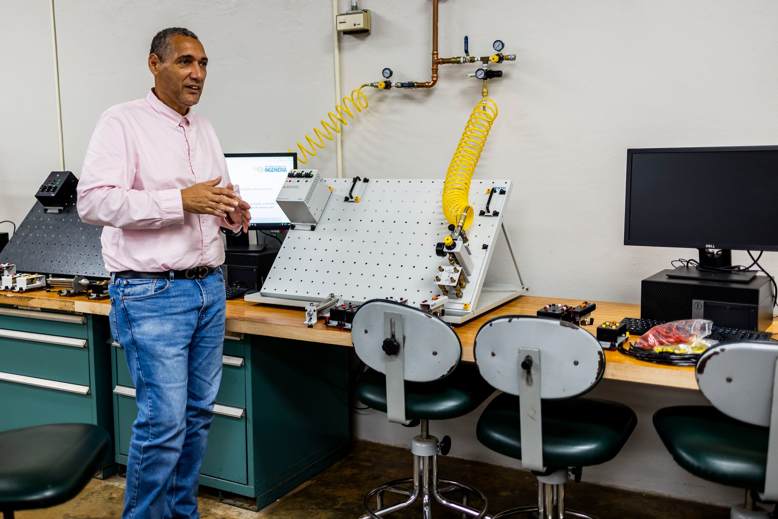 El rector de la UPR Carolina, José Meza Pereira, en uno de los espacios de trabajo y aprendizaje.