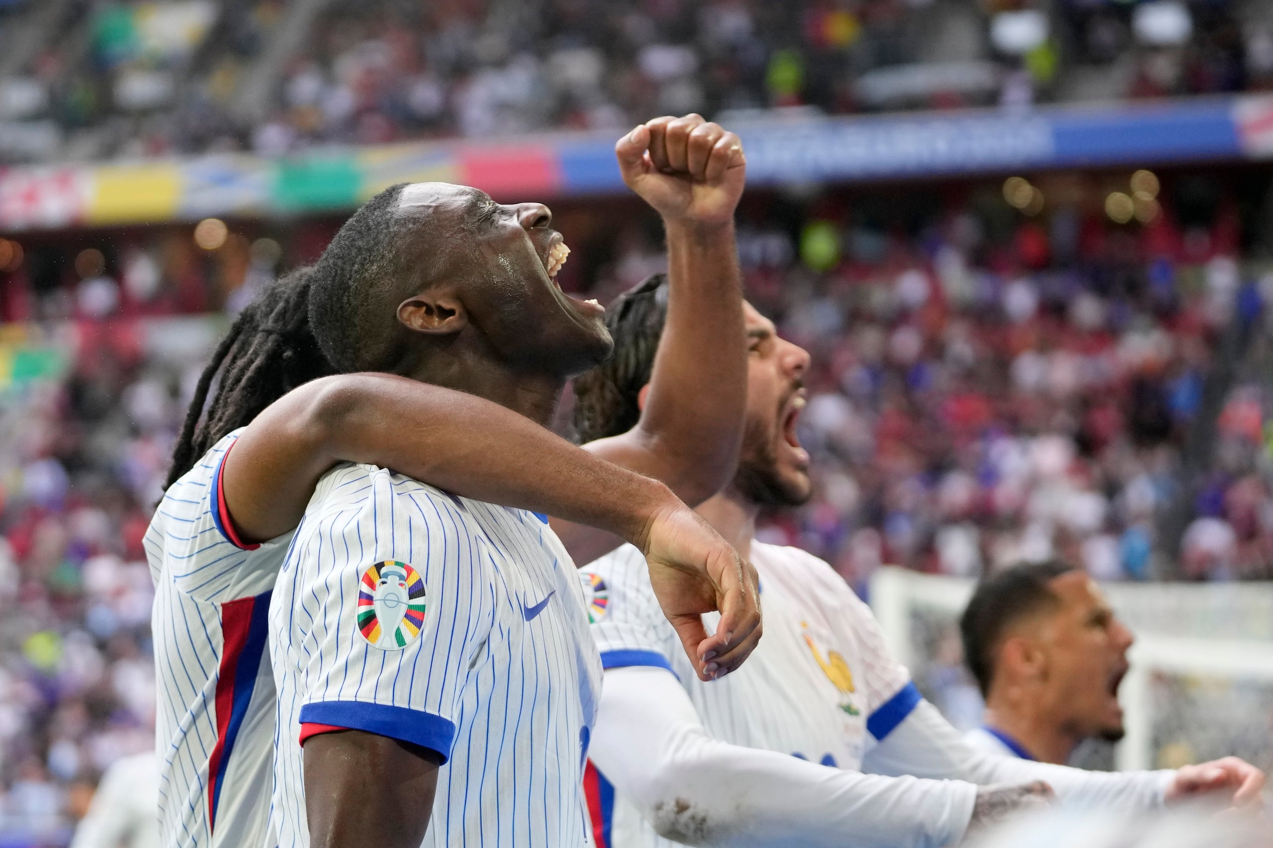 Randal Kolo Muani de Francia y sus compañeros de equipo celebran el primer gol de su equipo durante un partido de octavos de final entre Francia y Bélgica en la Eurocopa 2024.
