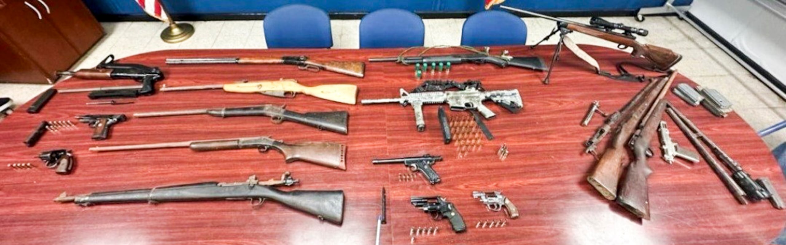 Resultados del diligenciamiento de una orden de allanamiento en una residencia del barrio Maleza Alta, en Aguadilla.