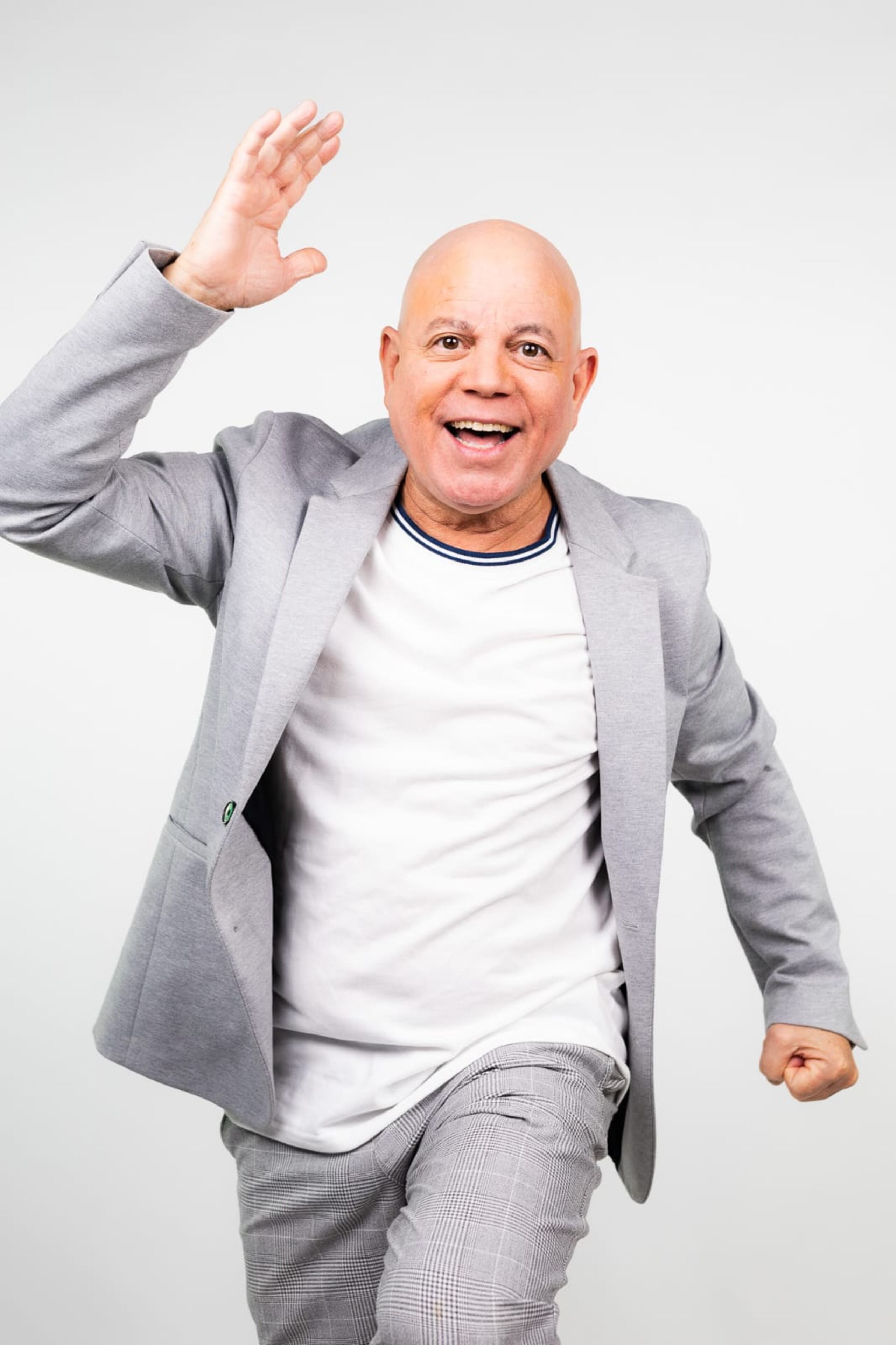 Arnaldo "El Más Querido" regresa con un merengazo que pondrá a los boricuas "bailar como un trompo".