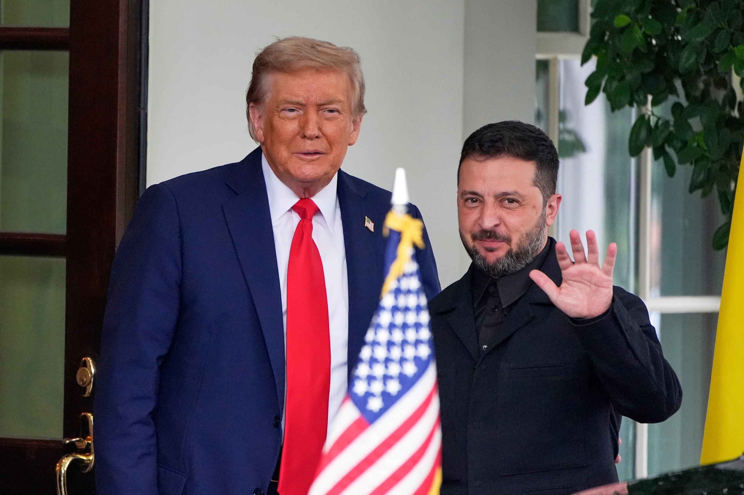 El presidente Donald Trump recibió en la Casa Blanca al presidente ucraniano Volodymyr Zelenskyy este lunes.