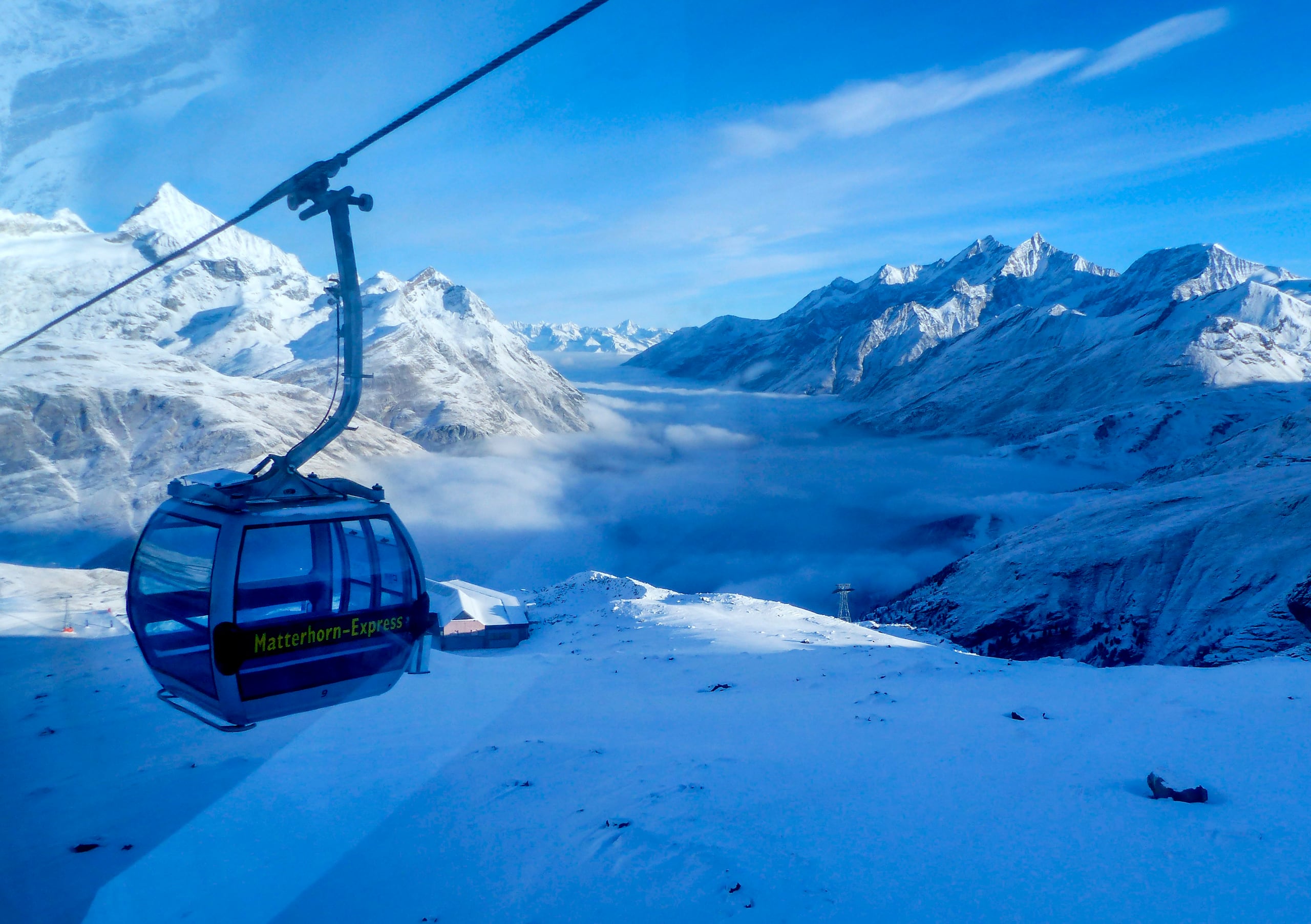 Una góndola vacía en Zermatt, Suiza, el 3 de diciembre de 2020. (AP Foto/Jamey Keaten, Archivo)