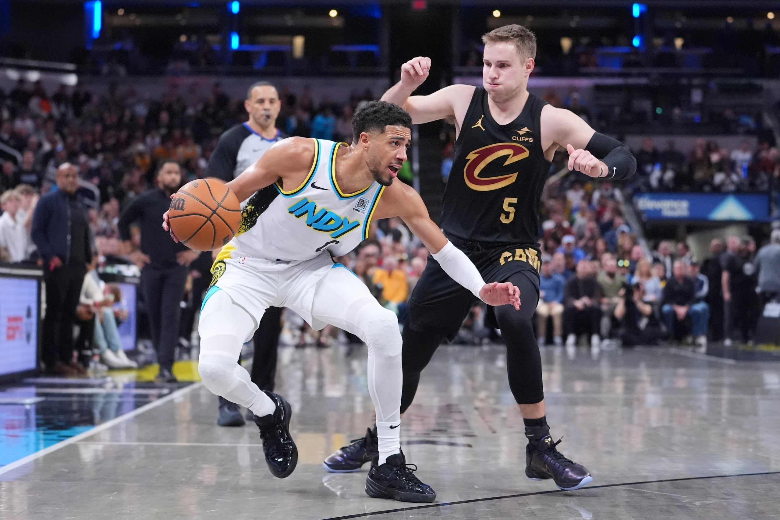 Tyrese Haliburton, de los Pacers de Indiana, eluge a Sam Merrill, de los Cavaliers de Cleveland, en el duelo del jueves, 10 de abril de 2025.