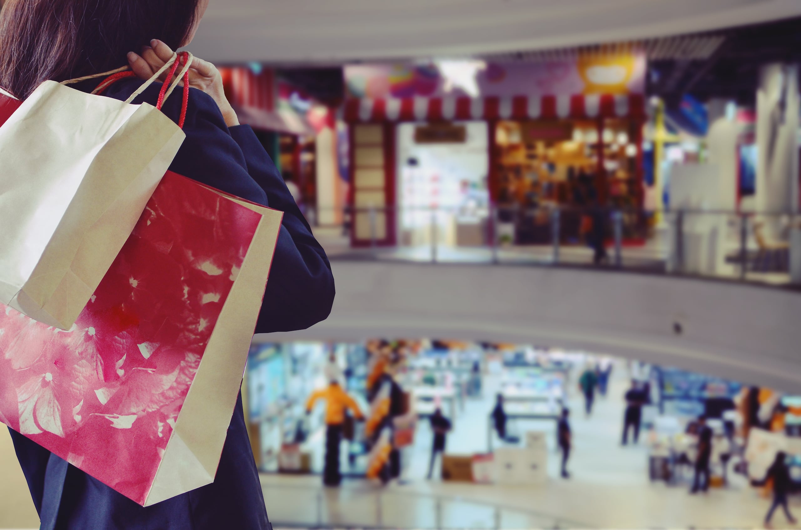 Mujer con varias bolsas de compras.