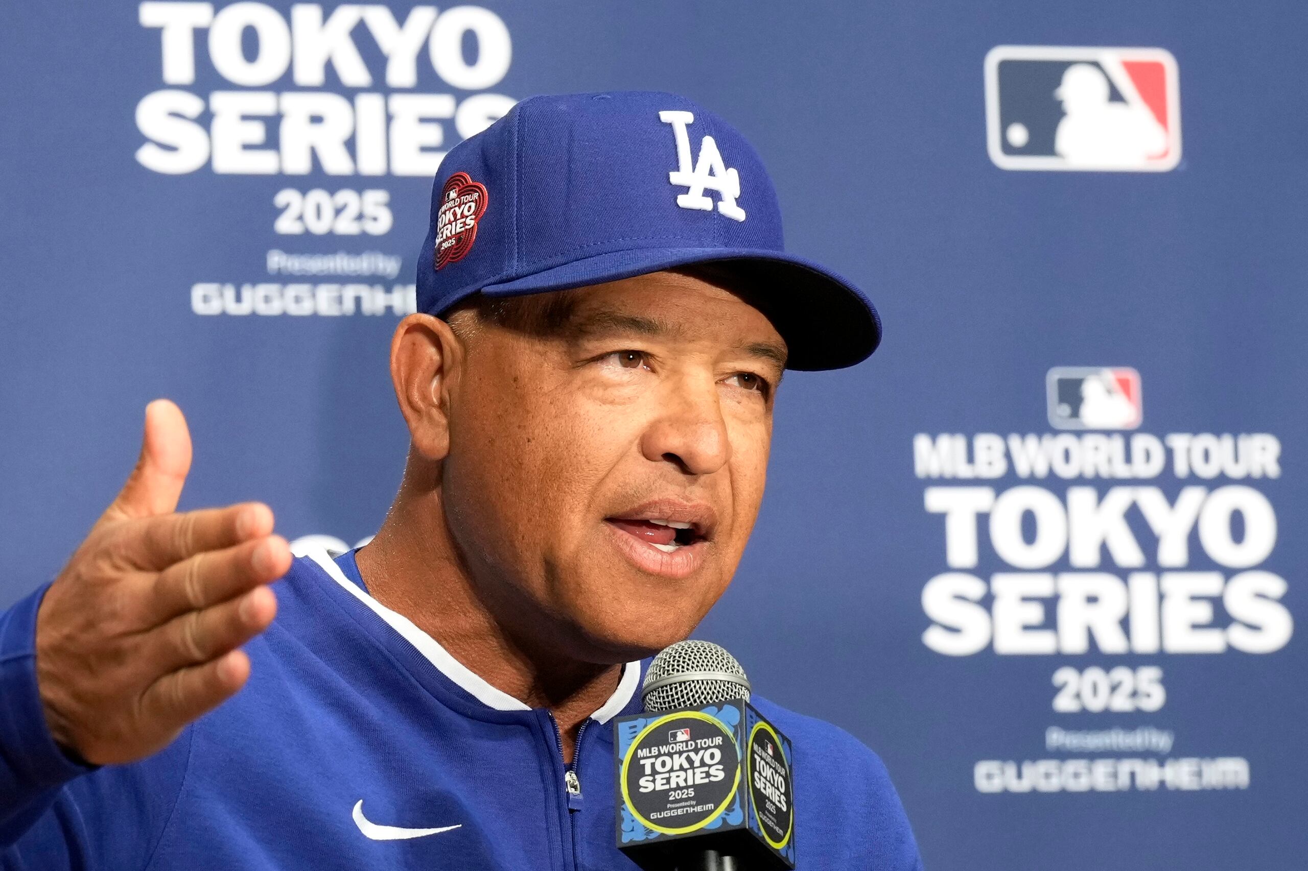 Dave Roberts, mánager de los Dodgers de Los Ángeles, durante una conferencia de prensa en Tokio, Japón.