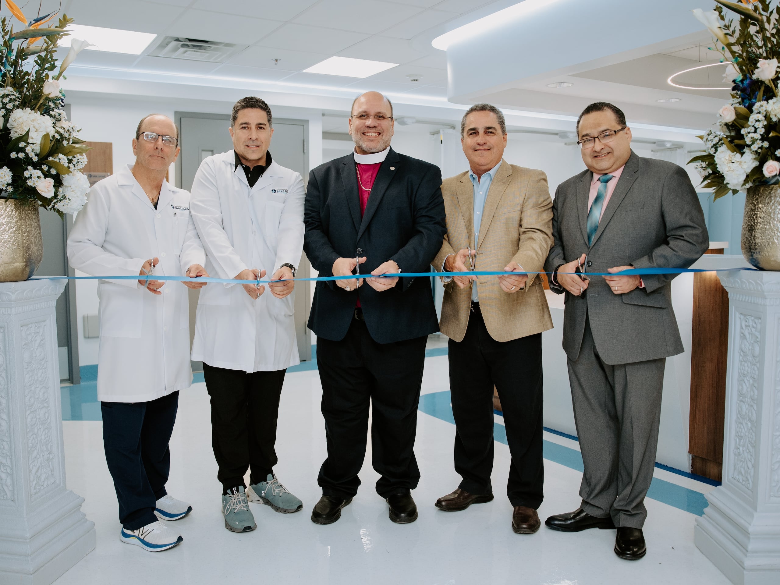 De izquierda a derecha, doctor Edgar Domenech, director médico; doctor Víctor Torres, gastroenterólogo; obispo Rafael Morales; Juan Salazar, principal oficial ejecutivo; y licenciado Rafael Alvarado, director ejecutivo operacional.