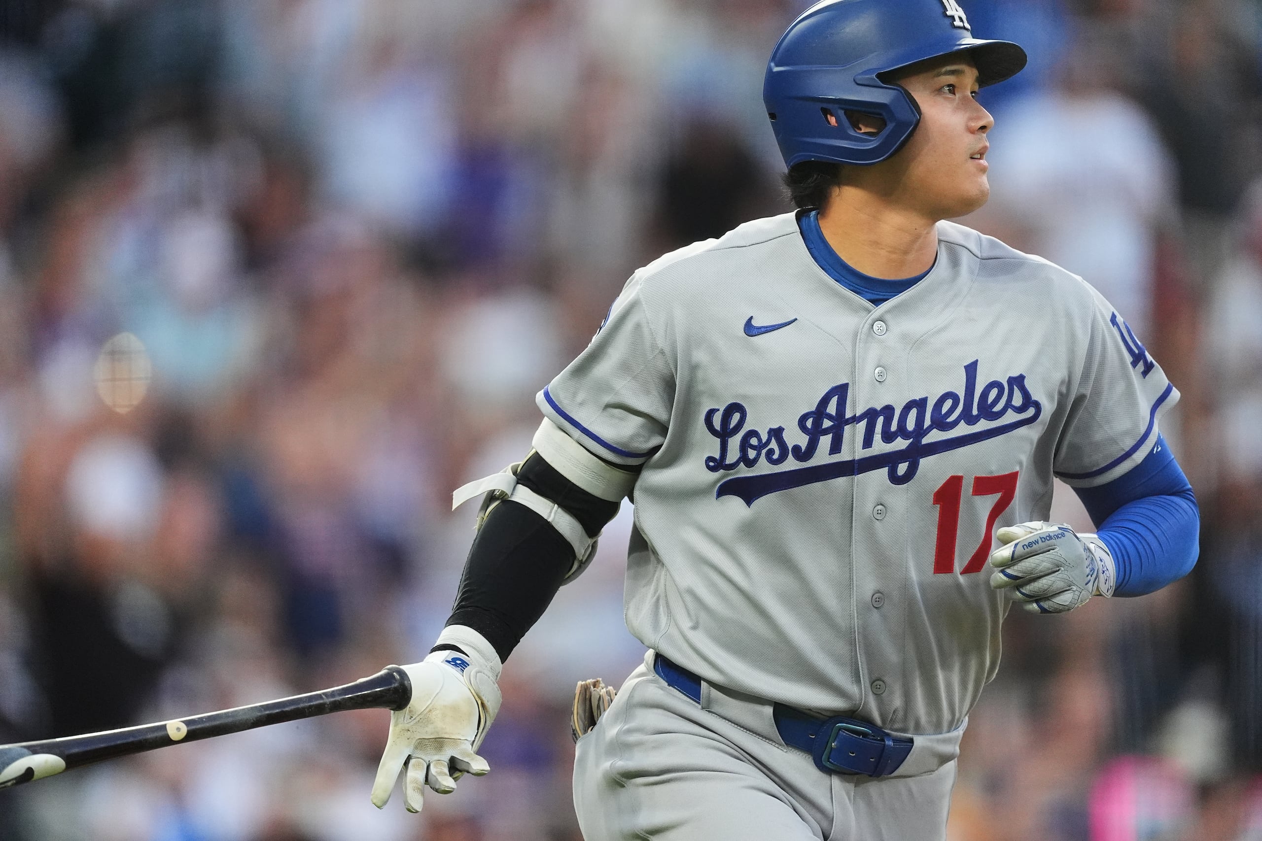El japonés Shohei Ohtani, de los Dodgers de Los Ángeles, tras conectar un jonrón de dos carreras.