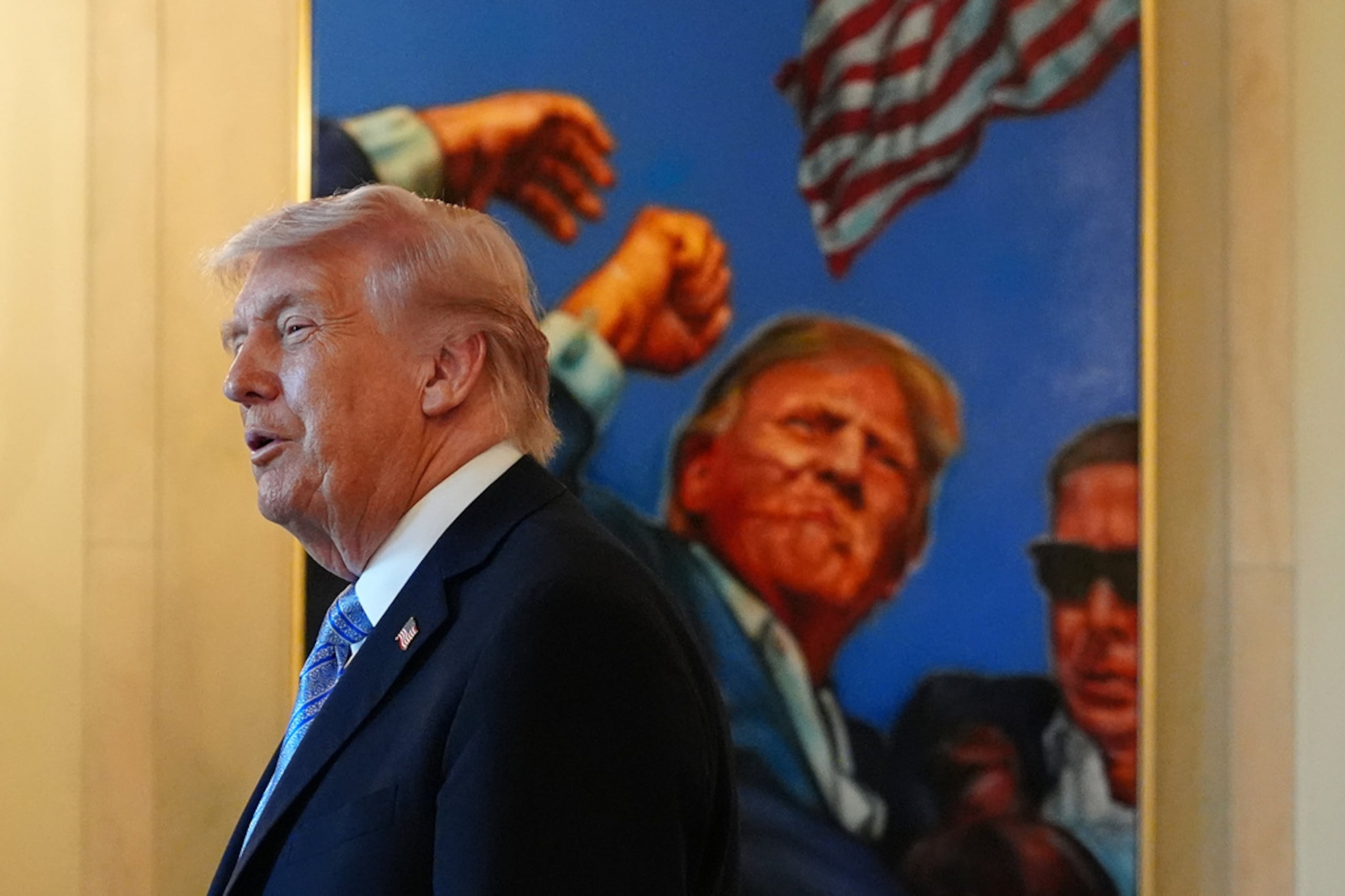 El presidente Donald Trump conversa con pequeños empresarios en el Gran Vestíbulo de la Casa Blanca, el 4 de mayo de 2026, en Washington.