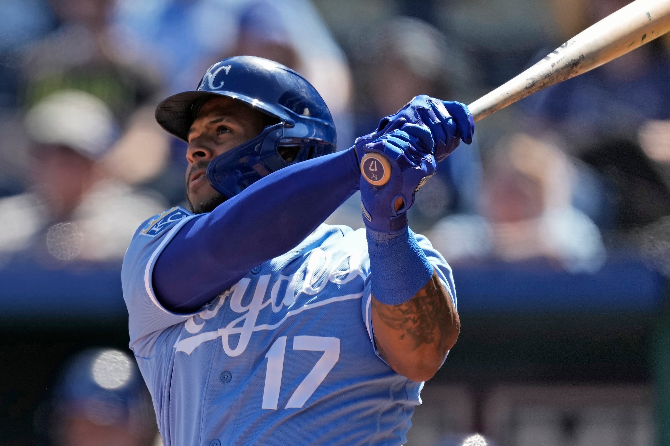 El puertorriqueño Nelson Velázquez, de los Reales de Kansas City, conecta un jonrón de tres carreras en el juego del miércoles frente a los Guardianes de Cleveland.
