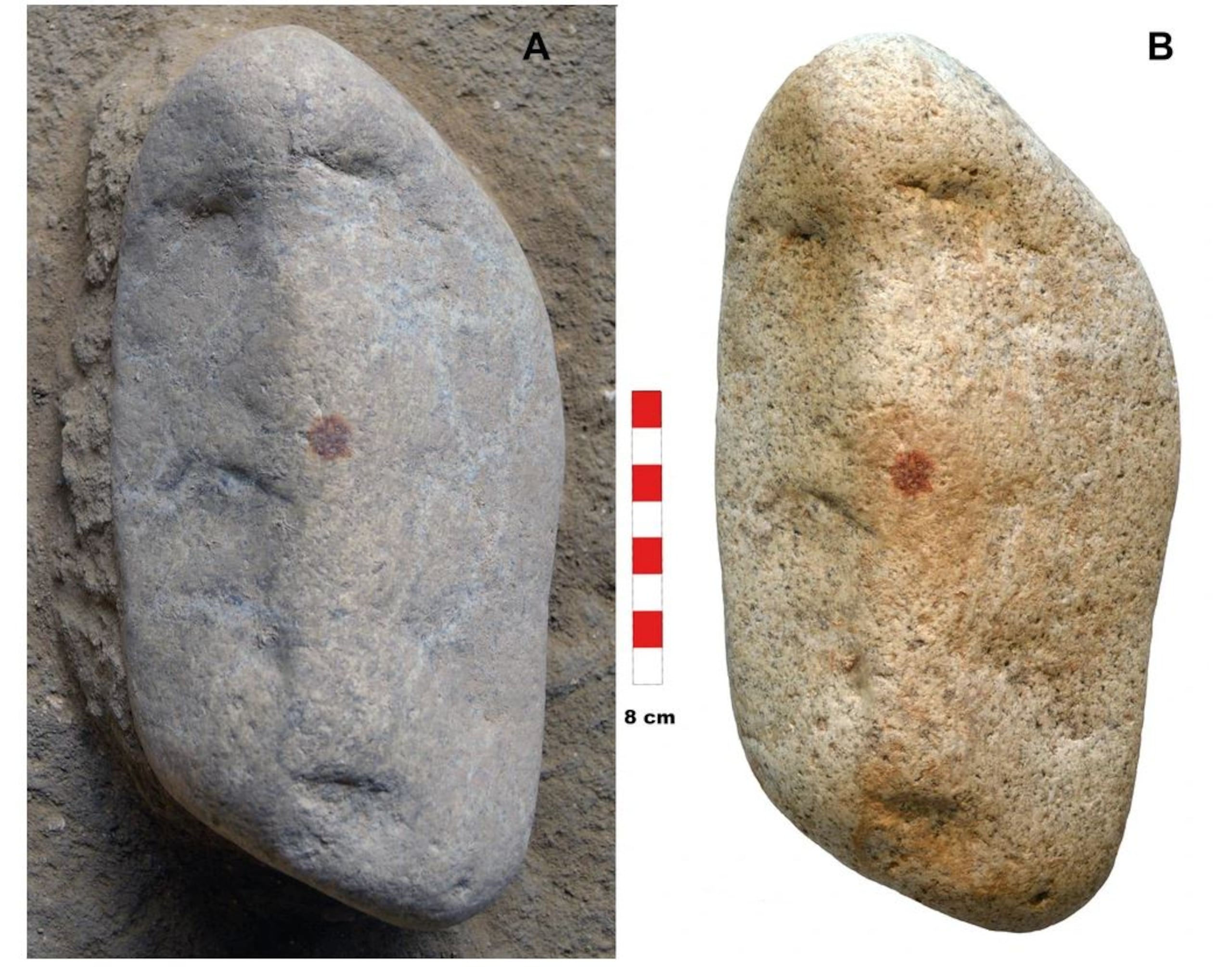 A. El objeto antes de ser excavado por completo; B. Una vez desenterrado, es posible apreciar las tres cavidades principales y la posición central del punto rojo. Fotografía facilitada por A. et al. EFE