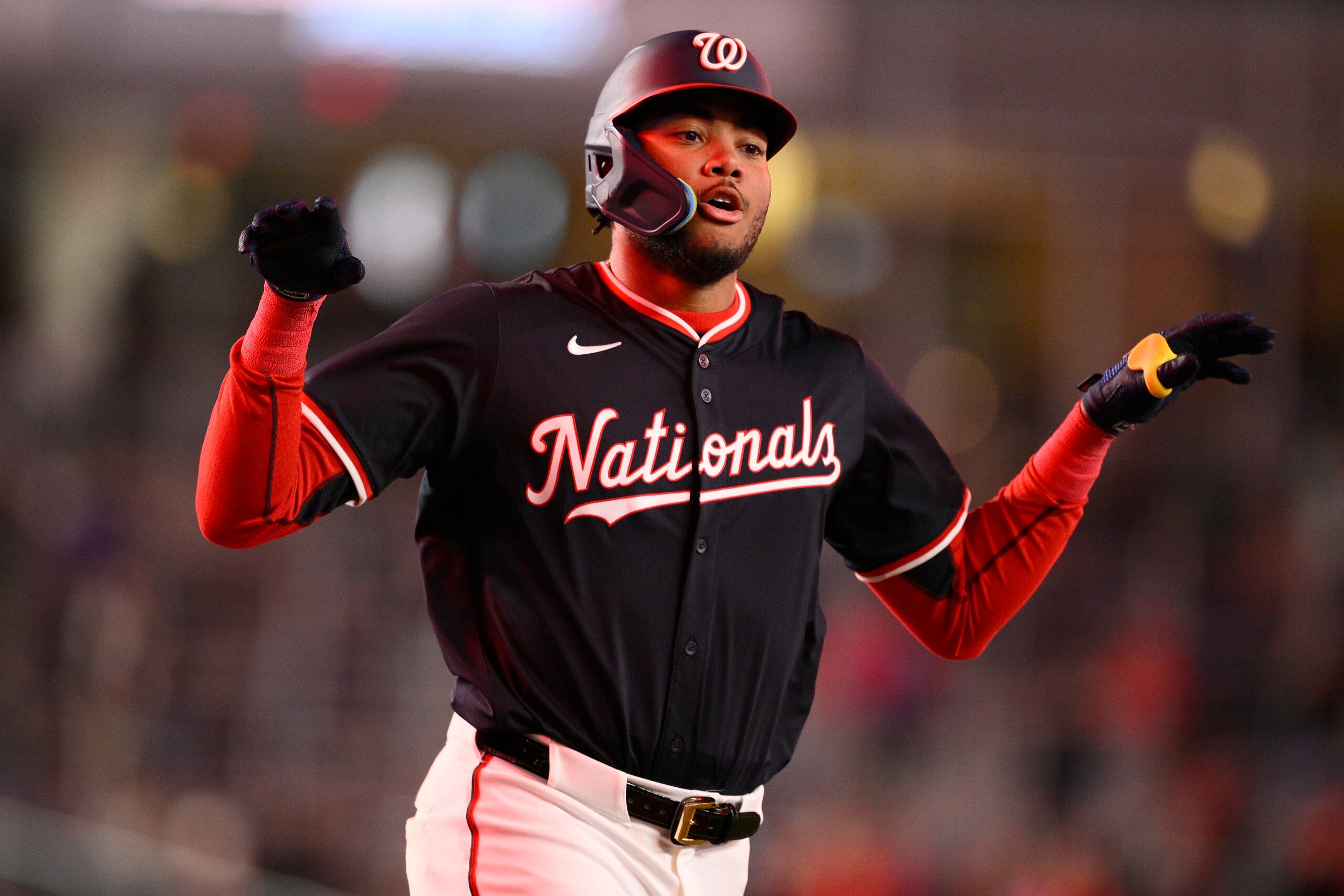 James Wood, de los Nacionales de Washingon, celebra después de su cuadrangular de dos carreras mientras recorre las bases durante la séptima entrada del juego de béisbol de Grandes Ligas frente a los Dodgers de Los Ángeles, el lunes 7 de abril de 2025, en Washington. (AP Foto/Nick Wass)