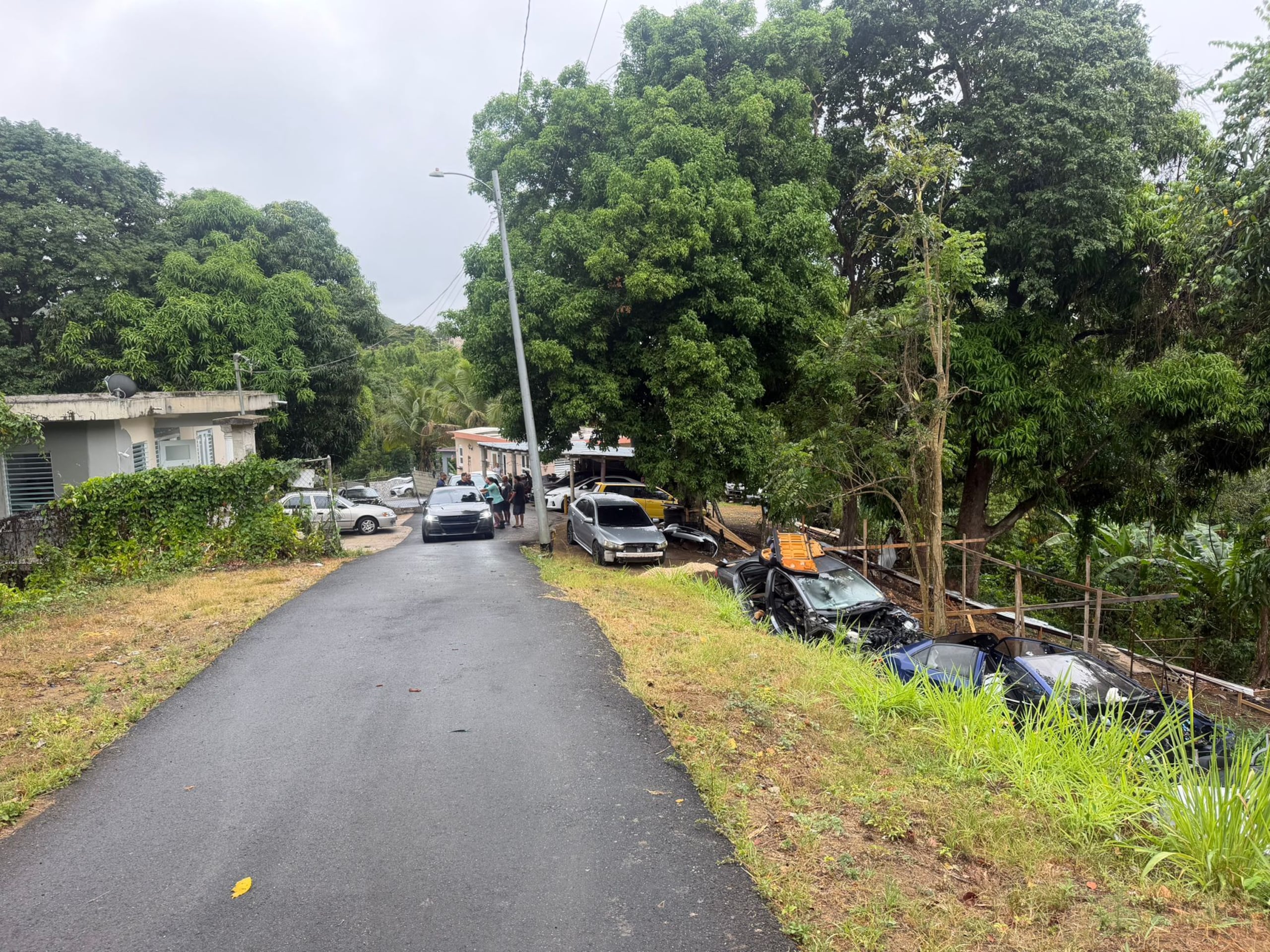 Vista del taller y depósito de chatarra intervenidos por la Policía en Morovis.