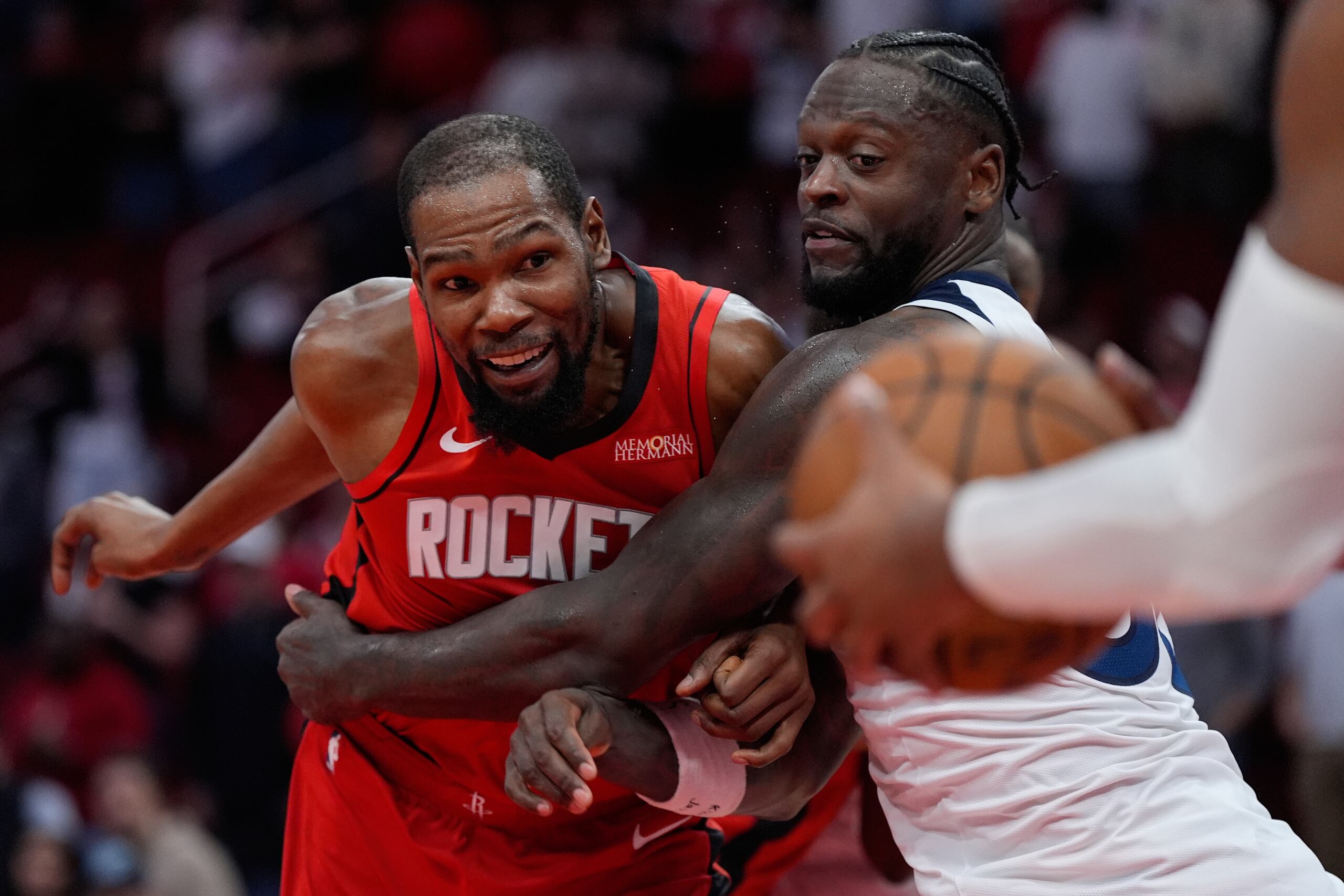 Kevin Durant, de los Rockets de Houston, y Julius Randle, de los Timberwolves de Minnesota, forcejean en el partido del viernes 16 de enero de 2026 (AP Foto/Ashley Landis)