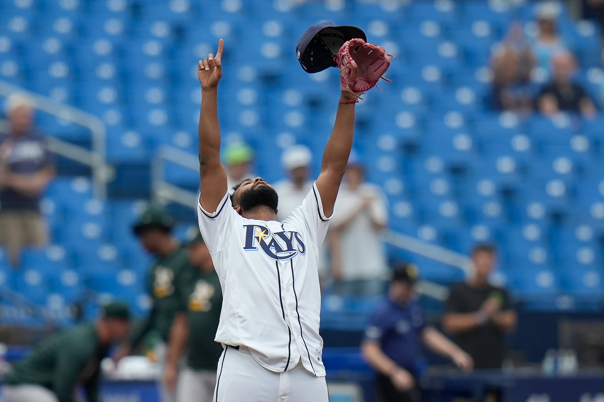 El tercera base Junior Caminero, de los Rays de Tampa Bay, celebra tras la victoria ante los Athletics.