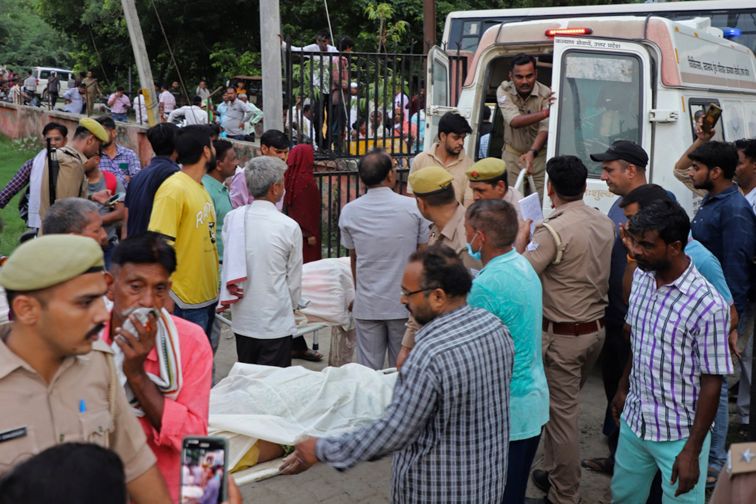 Familiares y voluntarios transportan los cuerpos en camillas en el hospital de Sikandrarao en el distrito de Hathras, India, el 2 de julio de 2024.