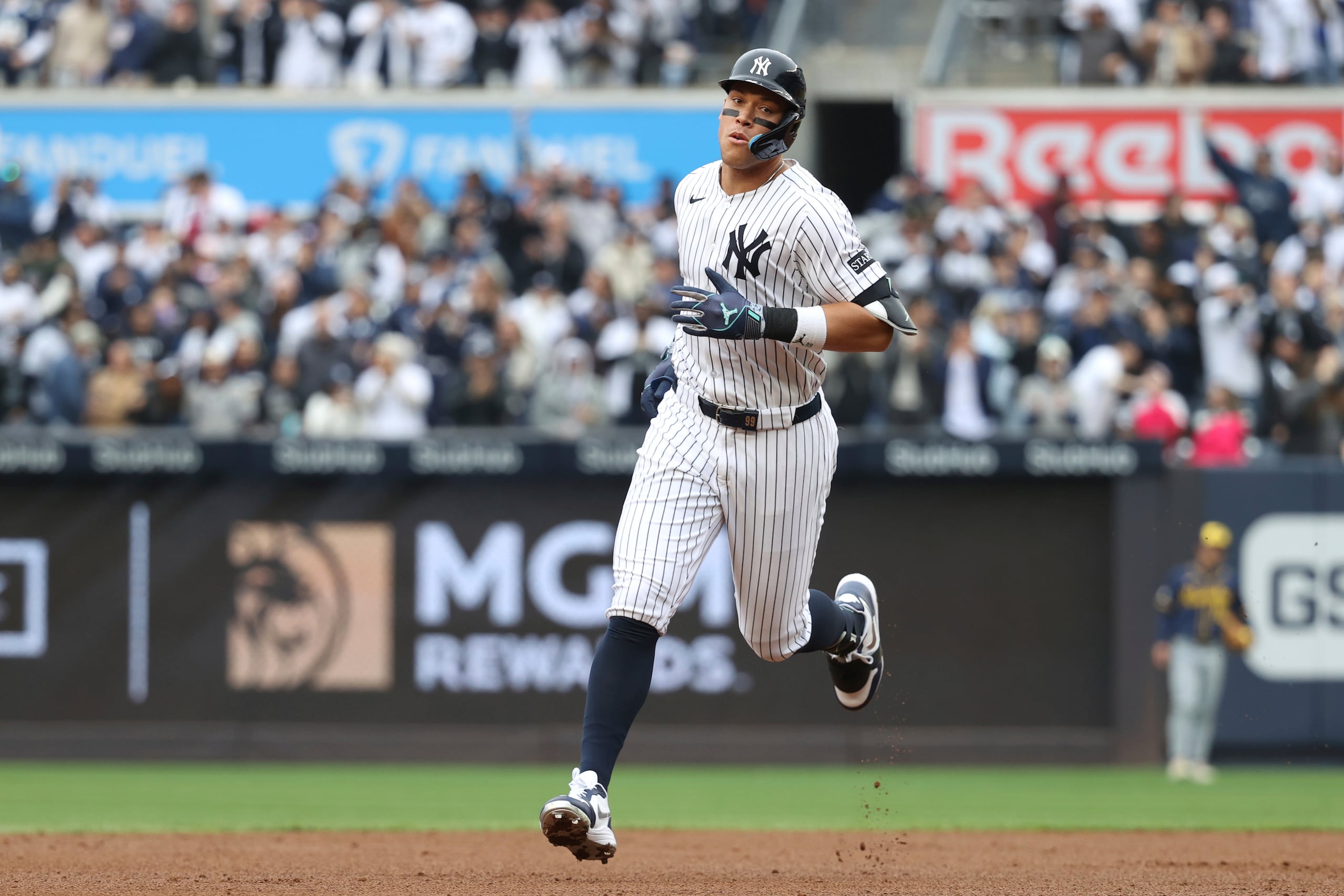 Aaron Judge de los Yankeesde Nueva York corre al plato tras su jonrón de dos carreras en la primera entrada.