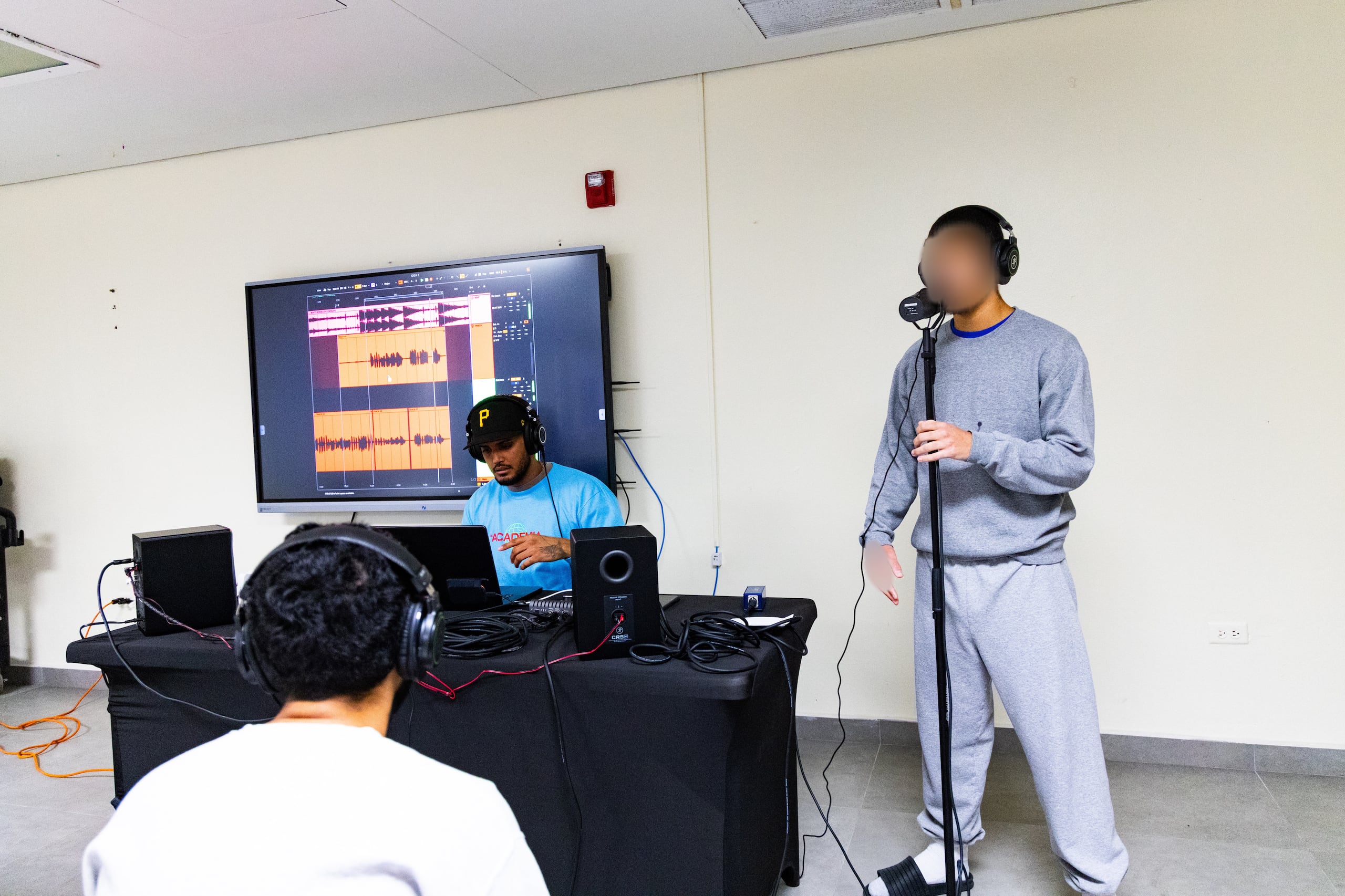 En la segunda fase del programa intensivo, los jóvenes tuvieron la oportunidad de grabar sus canciones en un estudio profesional.