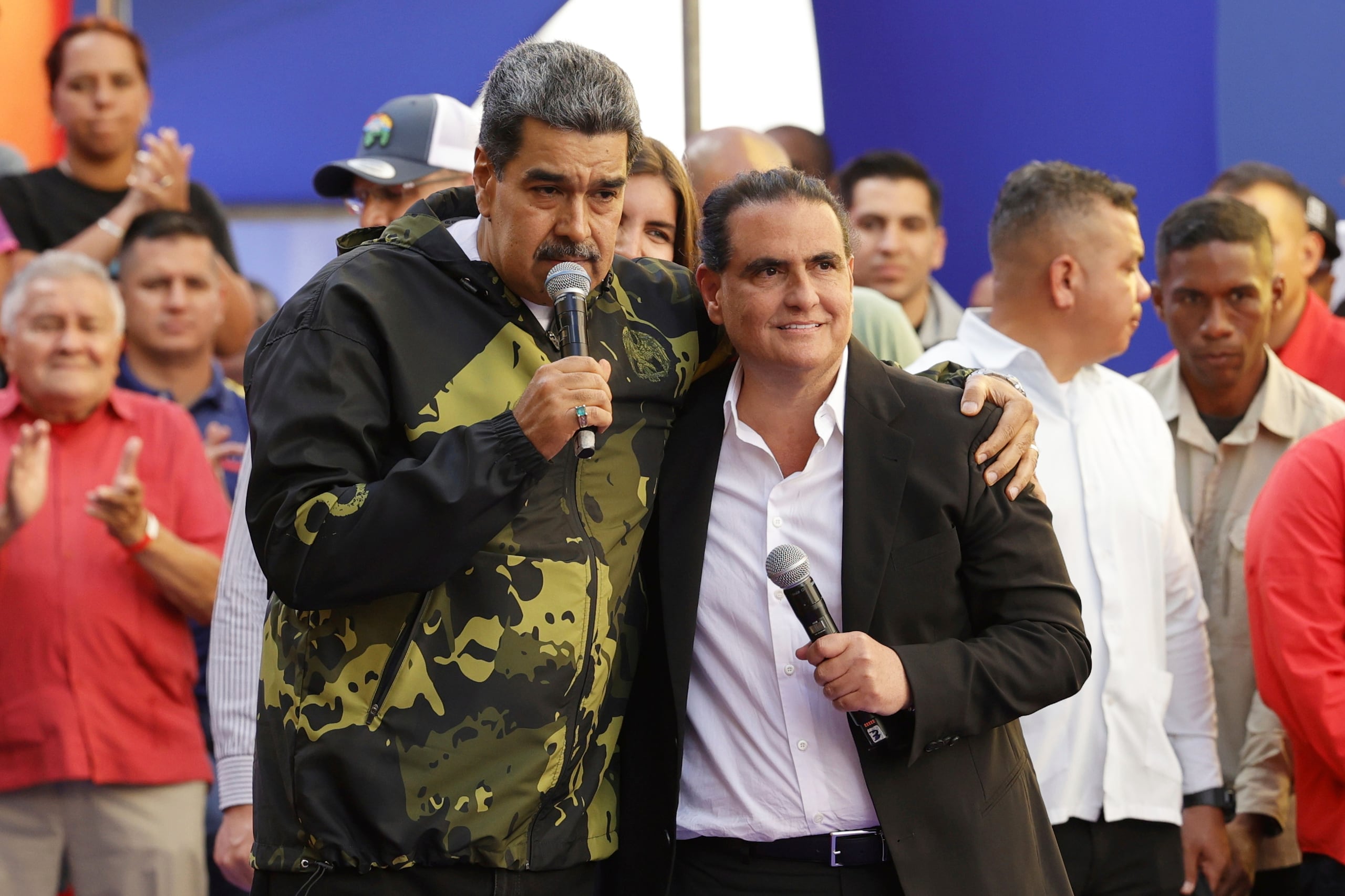 El entonces presidente venezolano Nicolás Maduro (izq) con Alex Saab en un evento en Caracas en el 2024. (AP foto/Jesus Vargas)