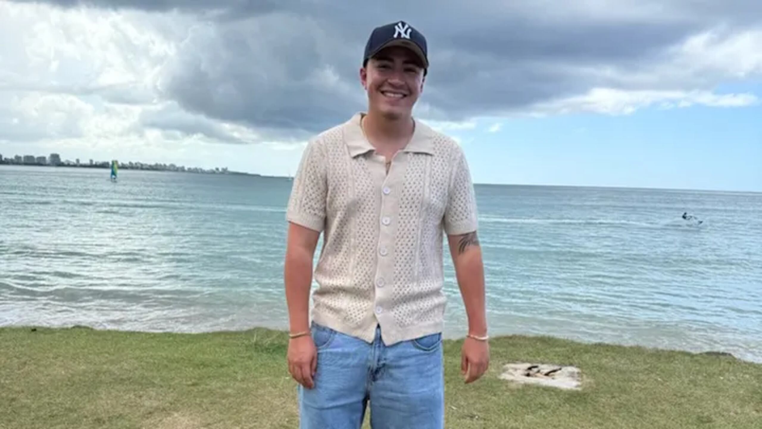 De acuerdo con la Policía, un tiroteo se desató en medio de la multitud de personas que estaban frente a un negocio en La Perla, donde murió Mares y resultaron heridas otras dos personas.