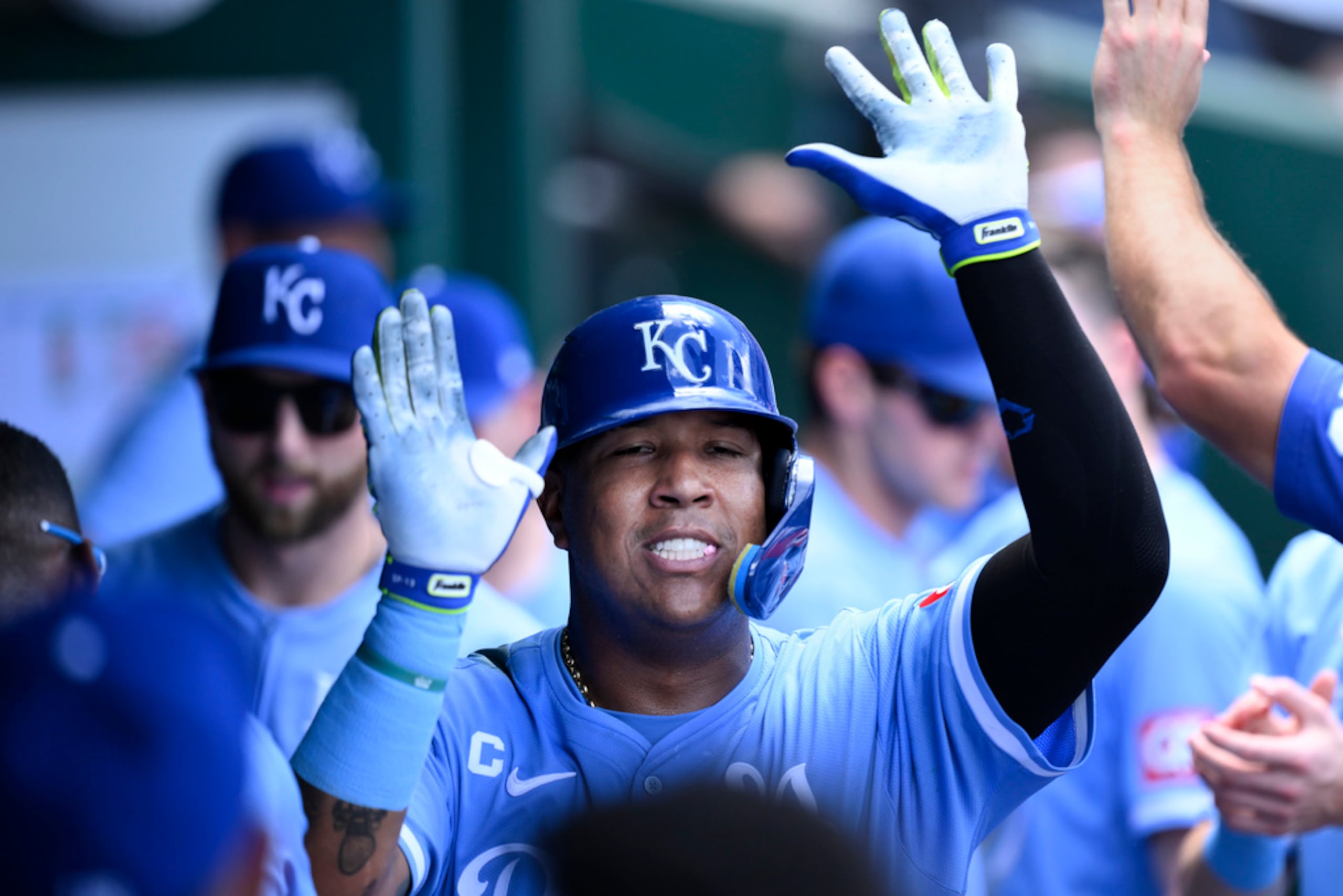 El venezolano Salvador Pérez es felicitado en la octava entrada del juego ante los Marlins de Miami.