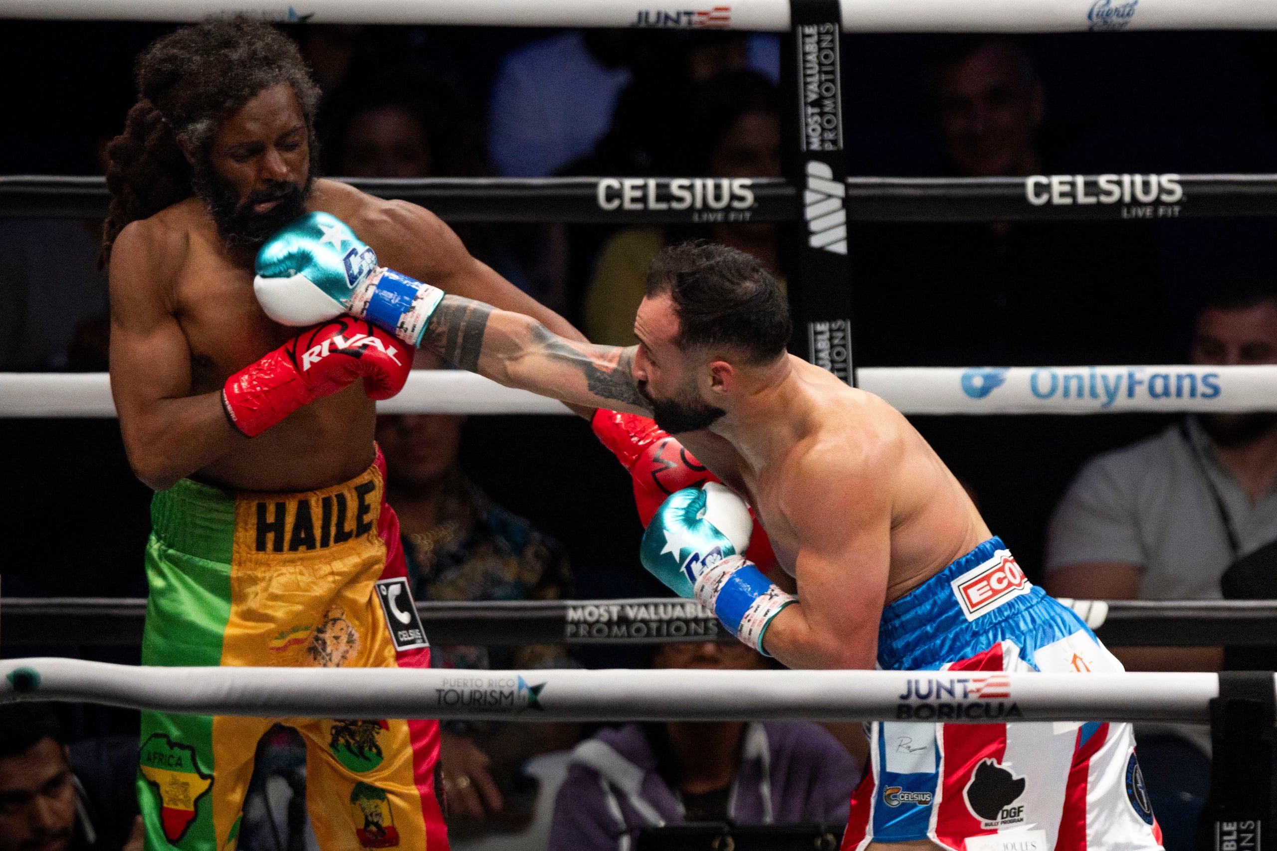 Christopher "Pitufo" Díaz castiga el rostro de Headly Scott.